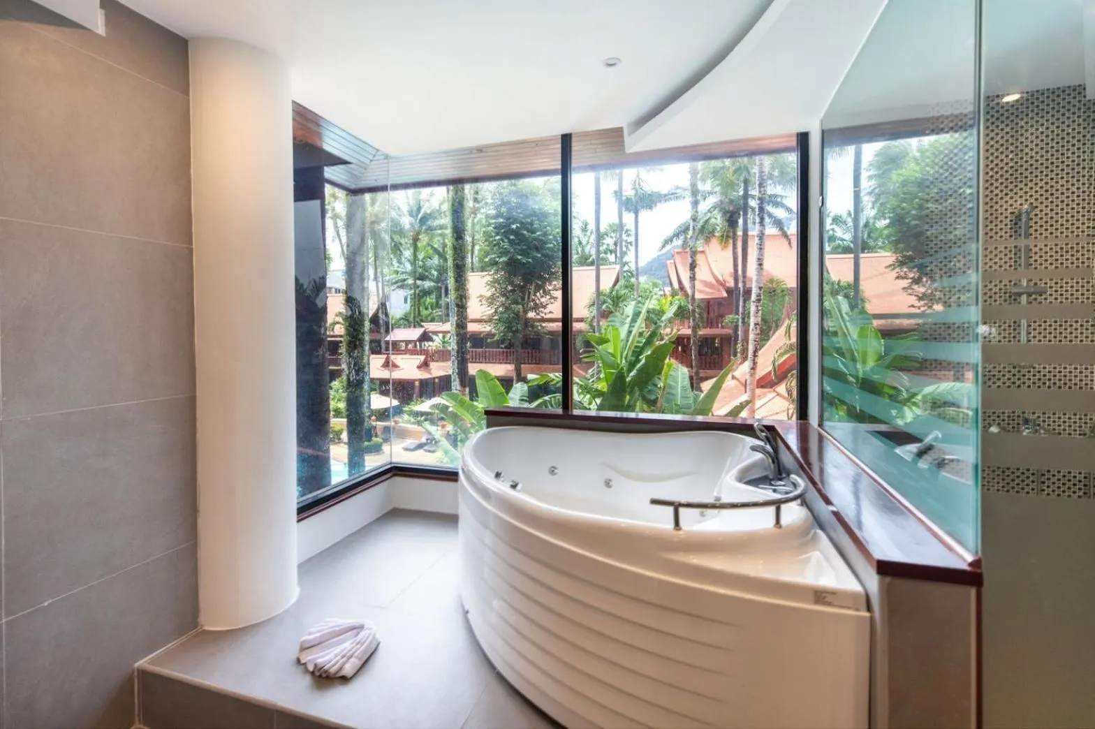 Bath in Royal Phawadee Village Patong - 2 Minutes walk to the beach