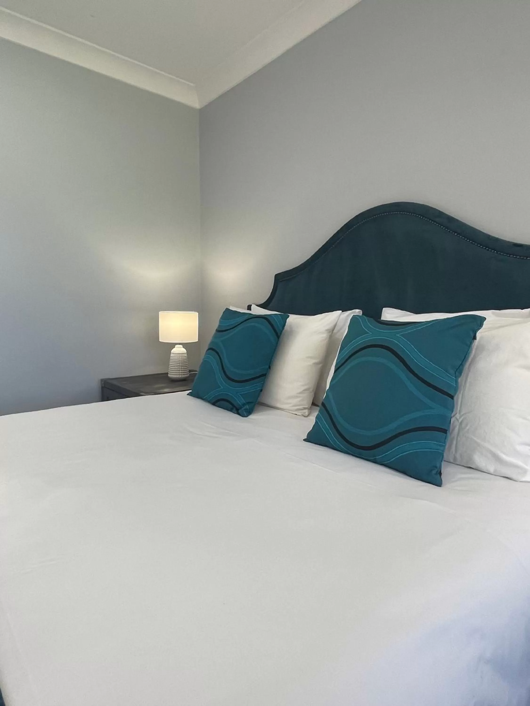 Bed in Town & Country Motor Inn