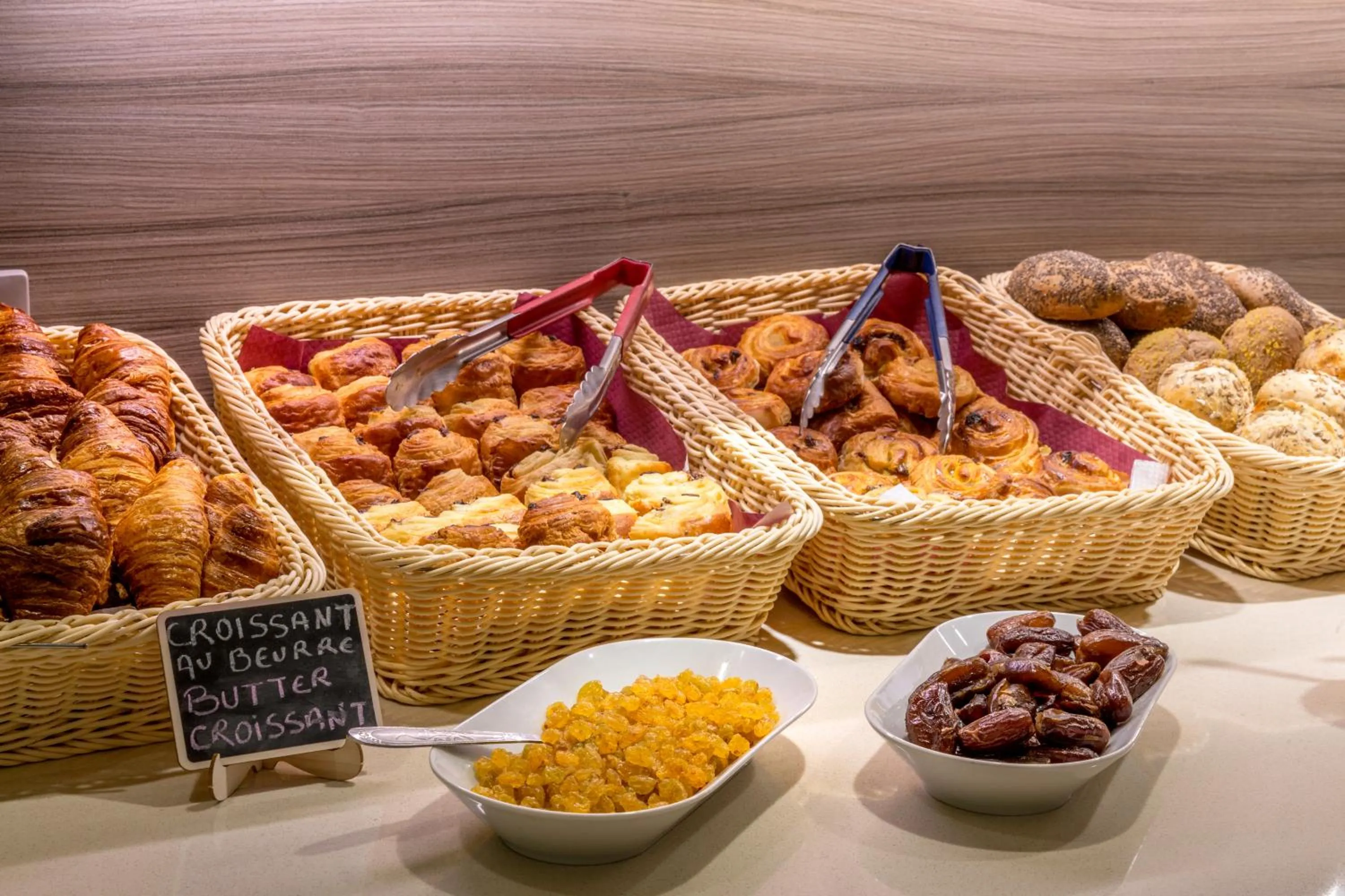 Food and drinks in Sure Hotel by Best Western Paris Gare du Nord