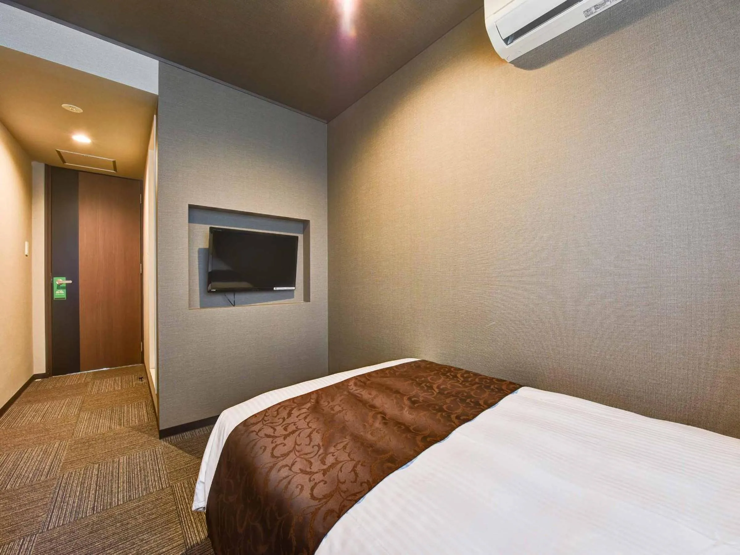 Photo of the whole room, Bed in Hotel Crane Tachibana