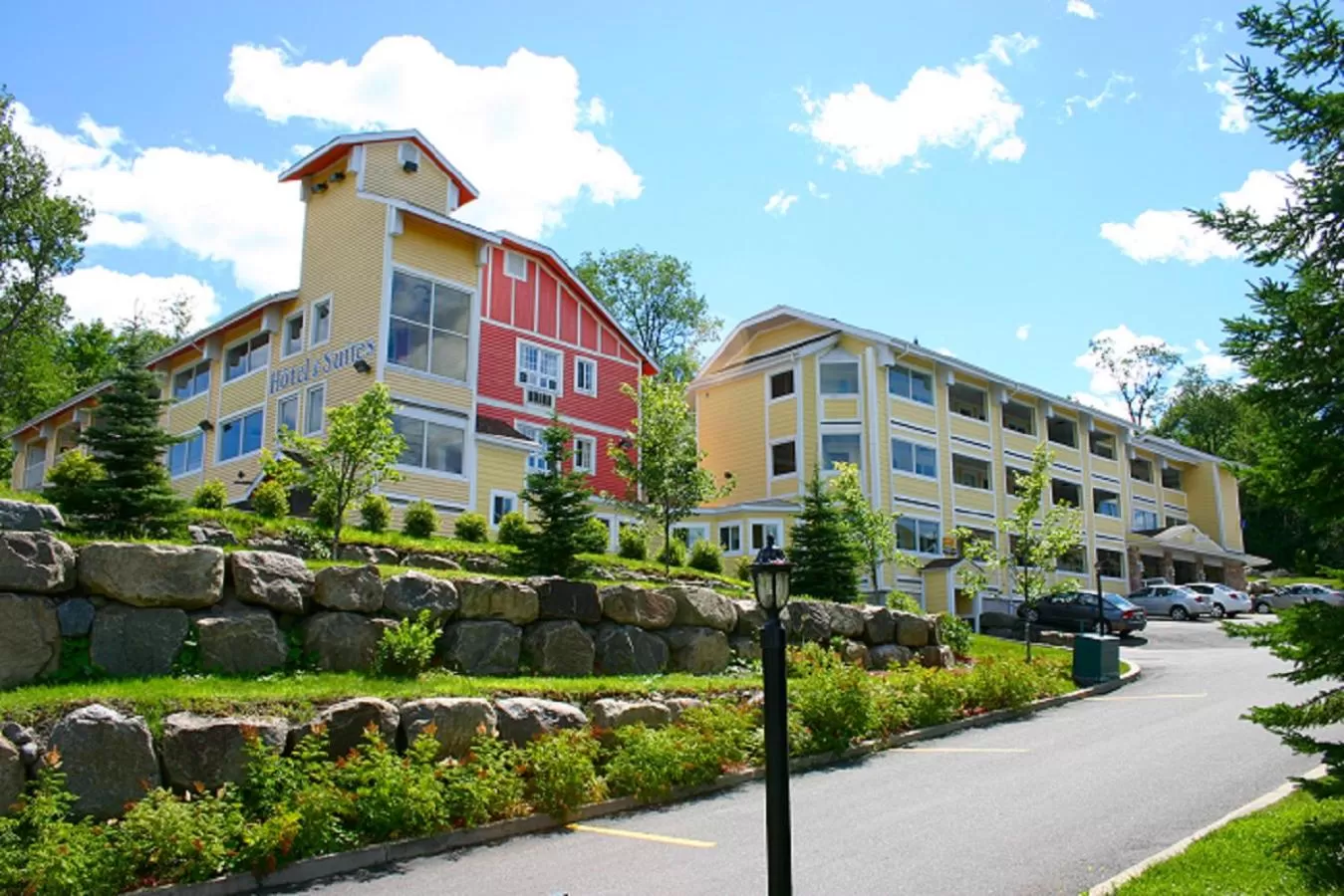 Property building in Hotel and Suites Les Laurentides