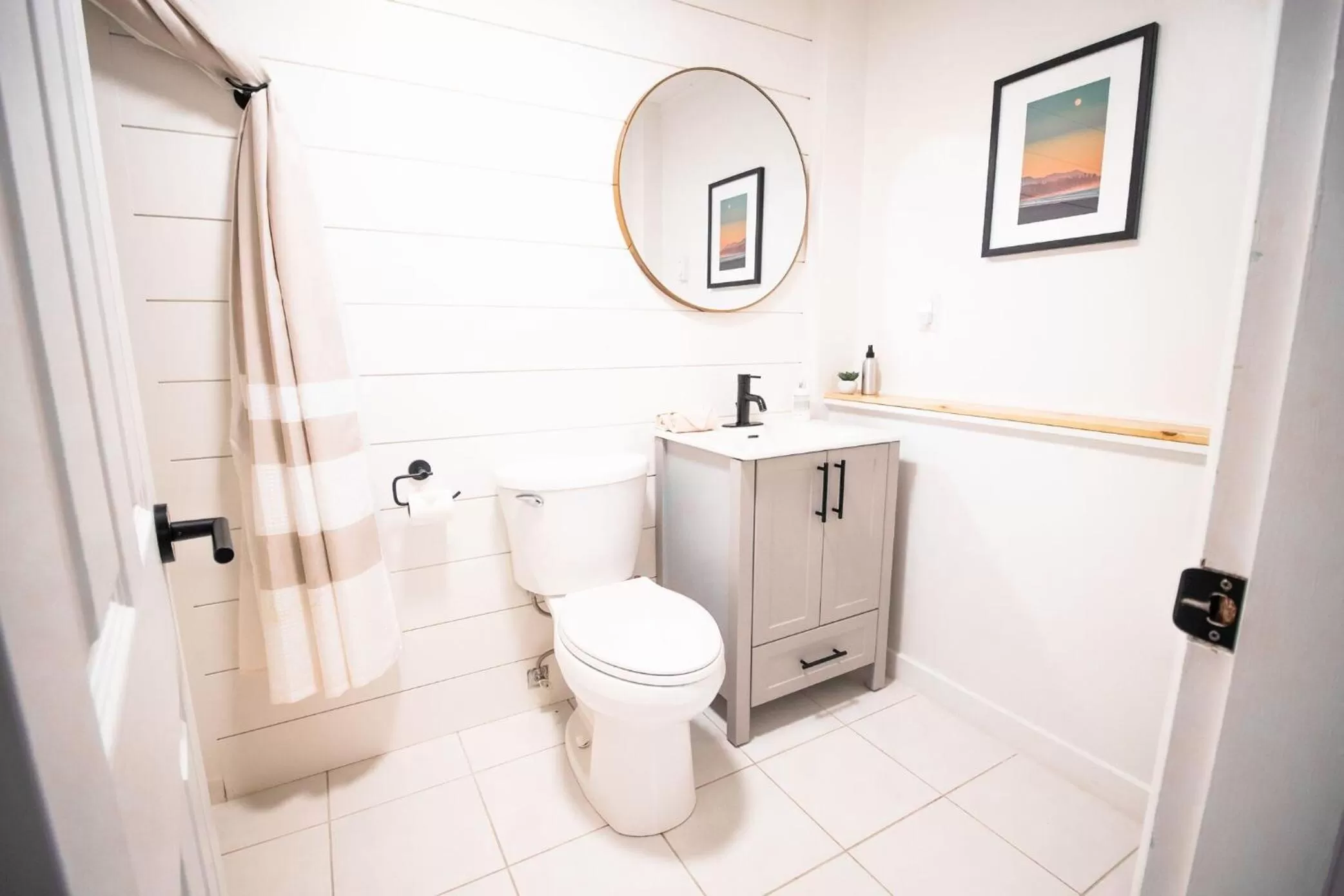 Toilet in The Shoreline Tofino