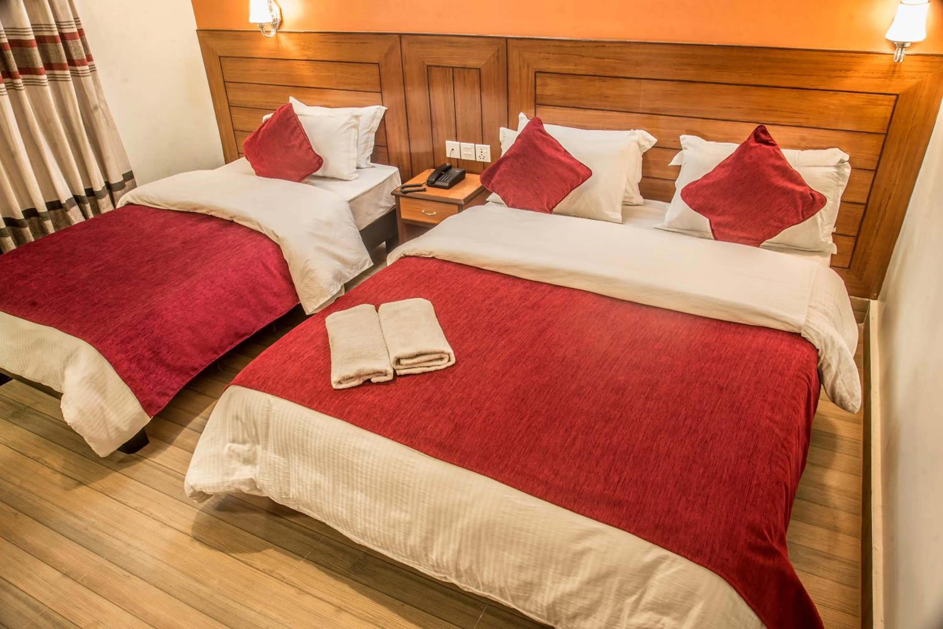 Bedroom, Bed in Hotel Silver Oaks Inn