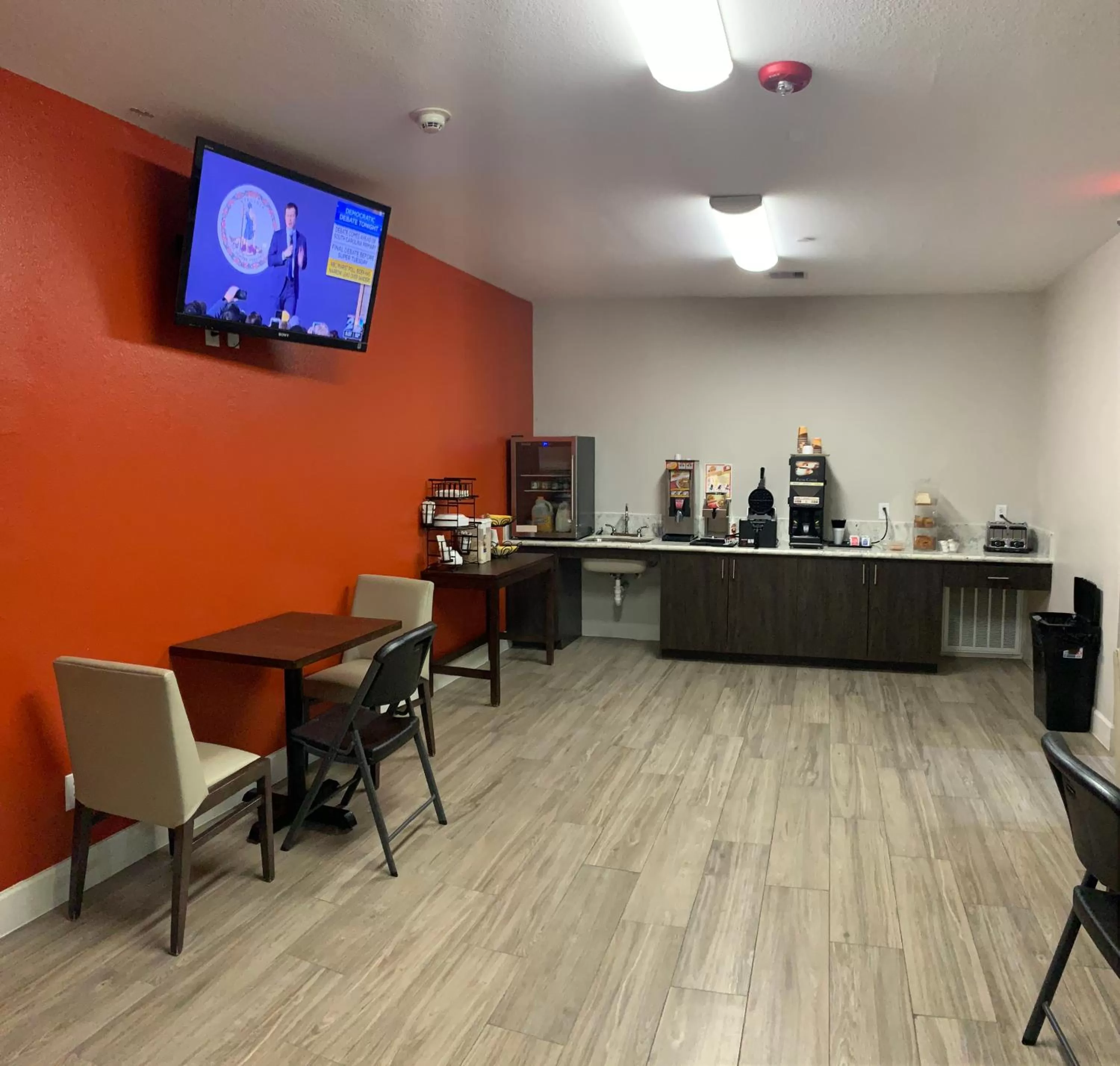 Breakfast in Scottish Inn & Suites - IAH Airport