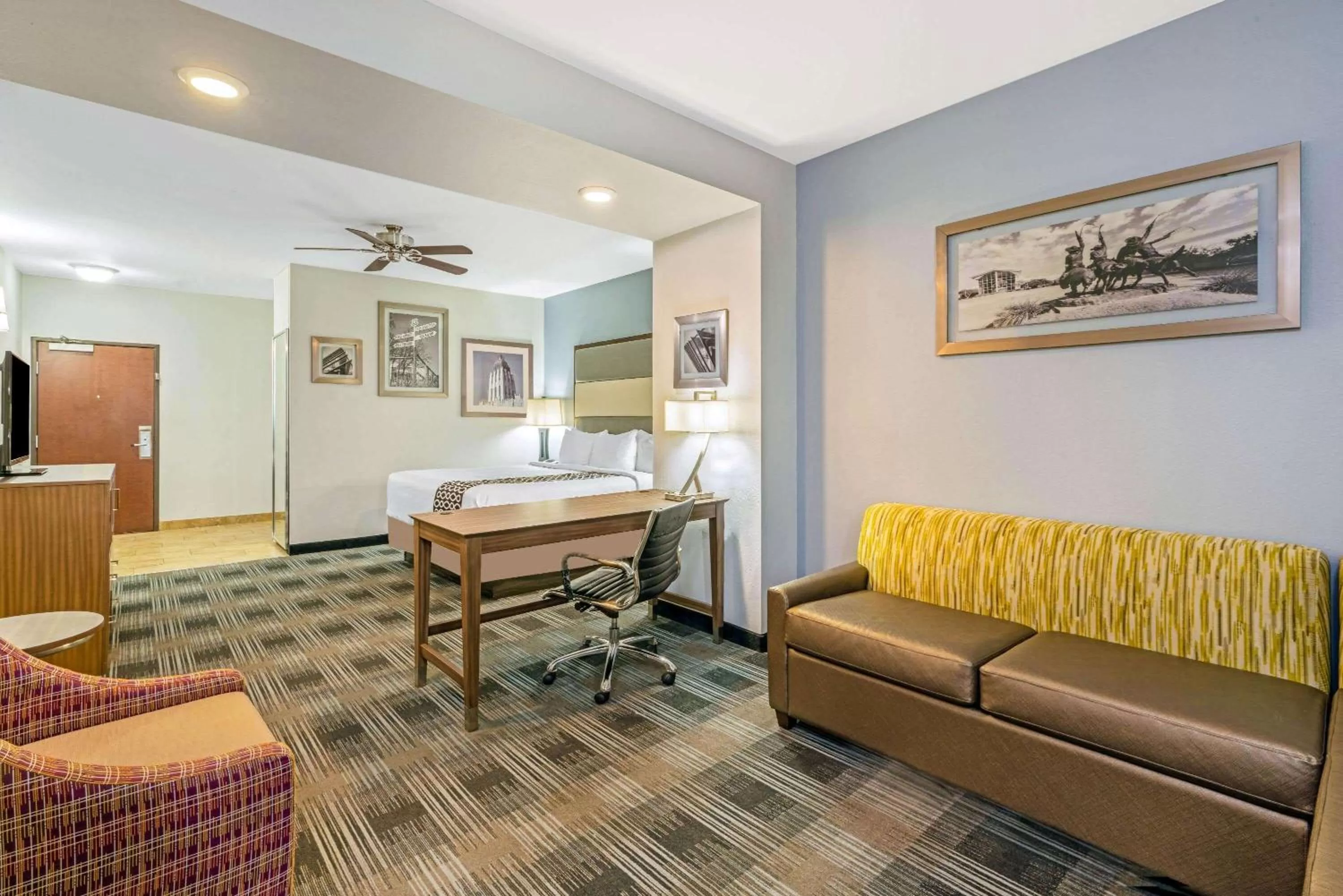 Photo of the whole room in La Quinta by Wyndham Guthrie