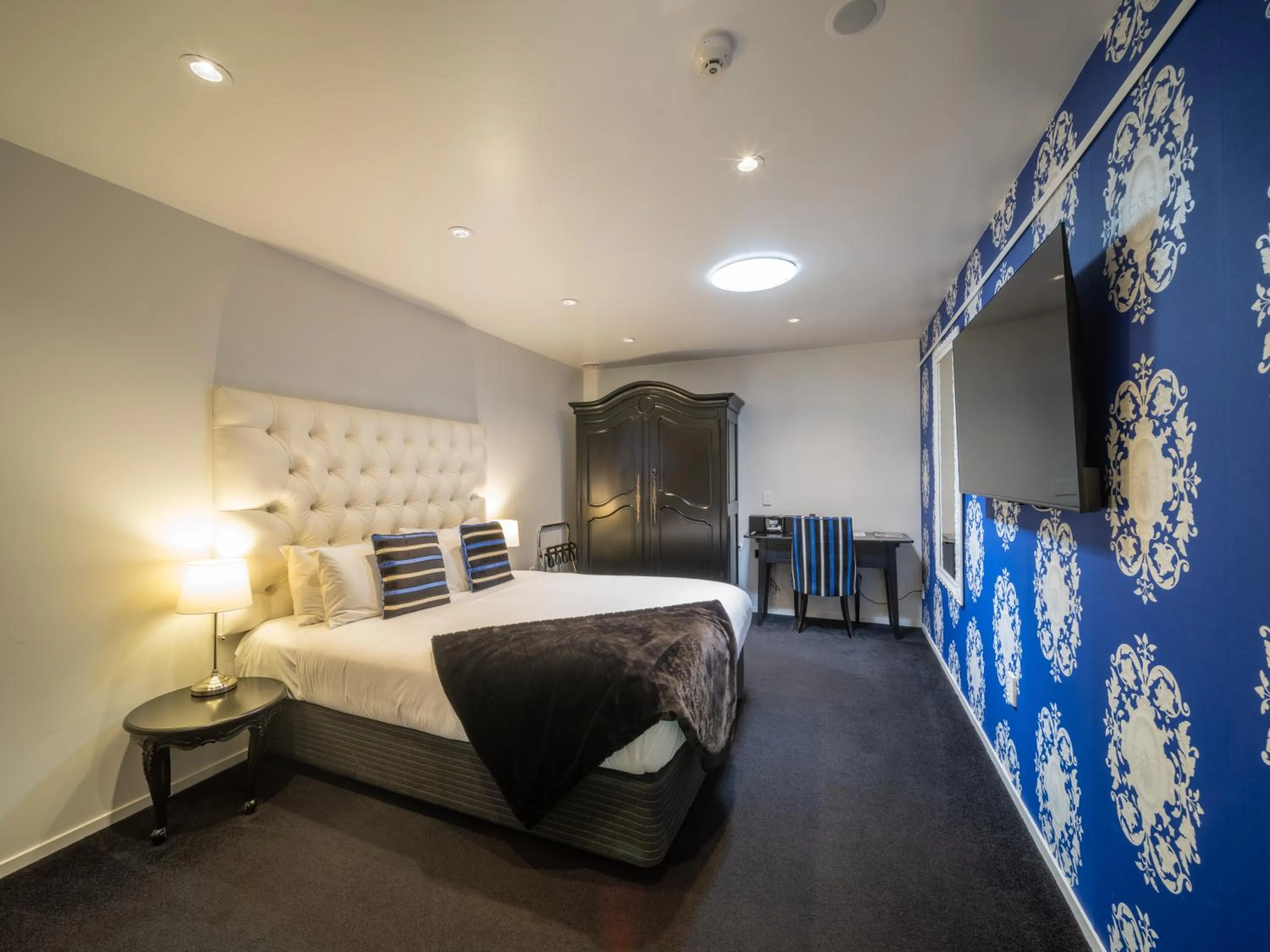 Bedroom, Bed in Black Swan Lakeside Boutique Hotel