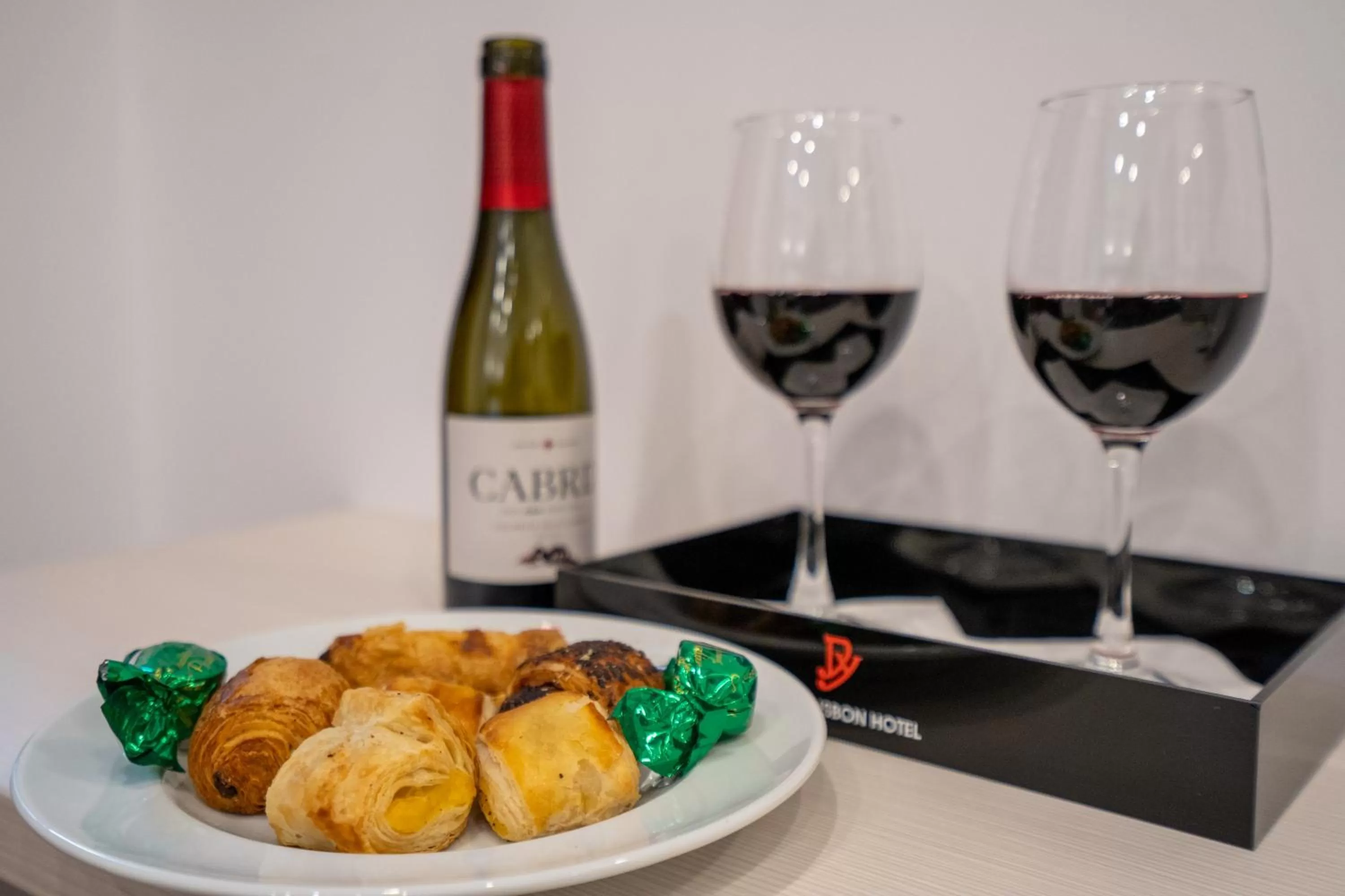 Food and drinks in Dinya Lisbon Hotel