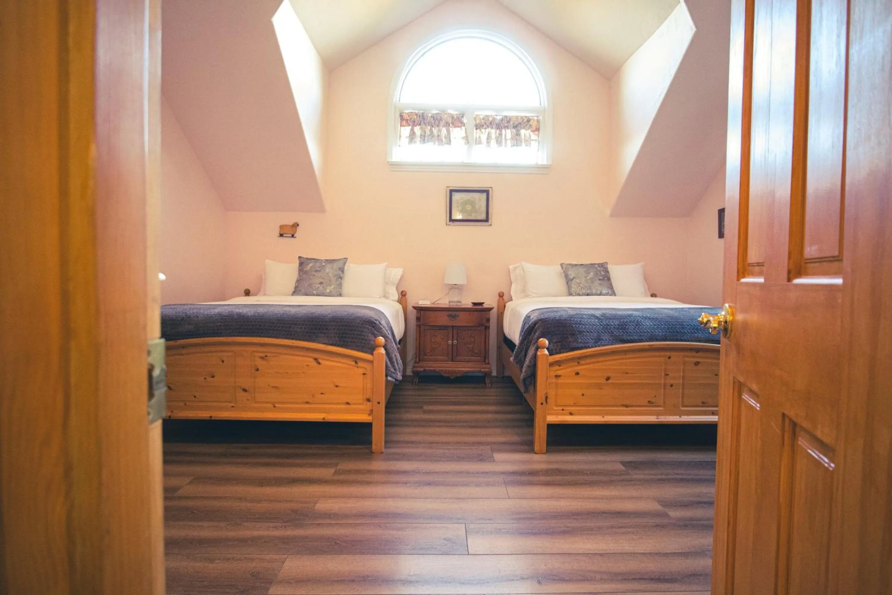 Bedroom, Bed in Tucker Peak Lodge
