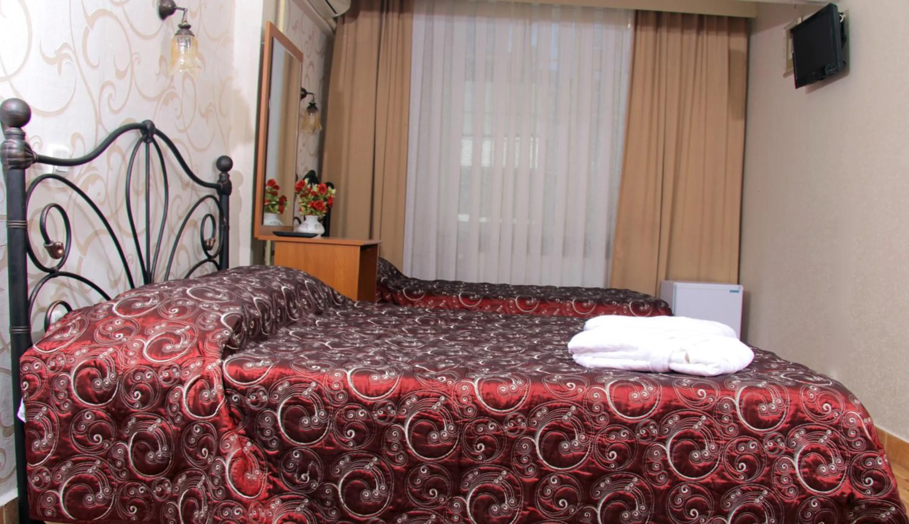 Bed in Hotel Nezih Istanbul