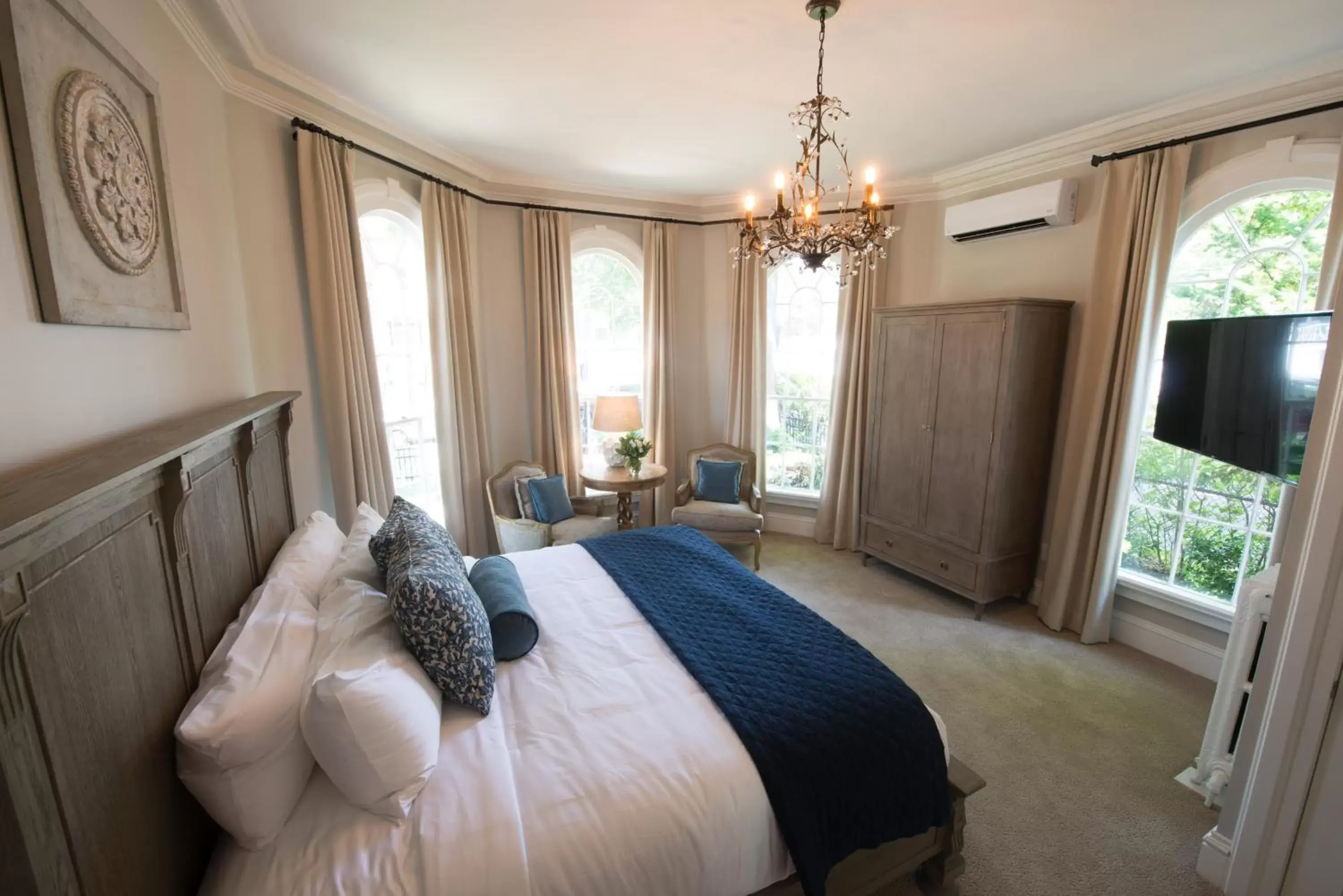 Room 1 – King Room in Serenity Inn Newport Room 1 – King Room in Serenity Inn Newport