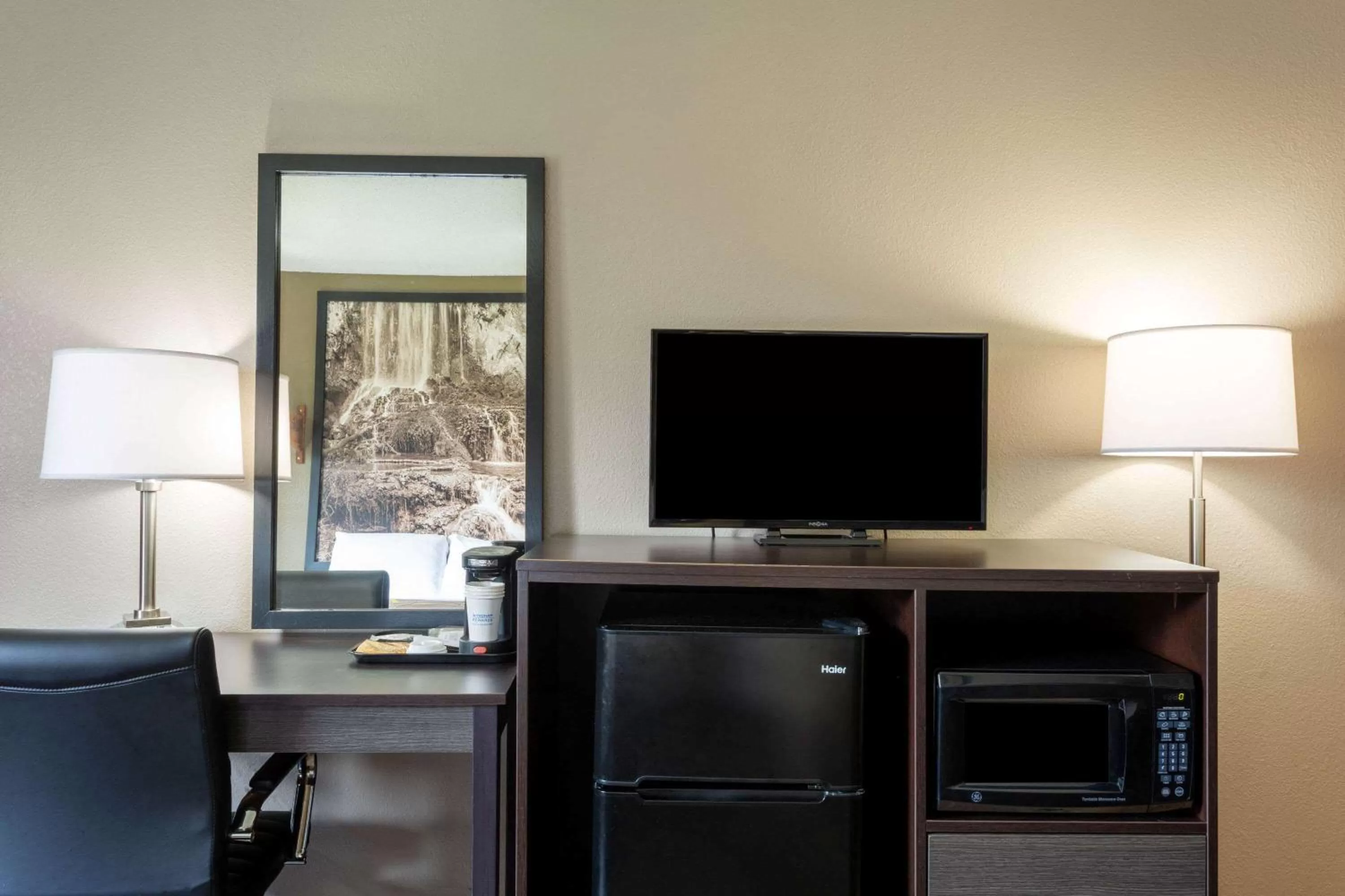 Photo of the whole room in Super 8 by Wyndham Abingdon VA