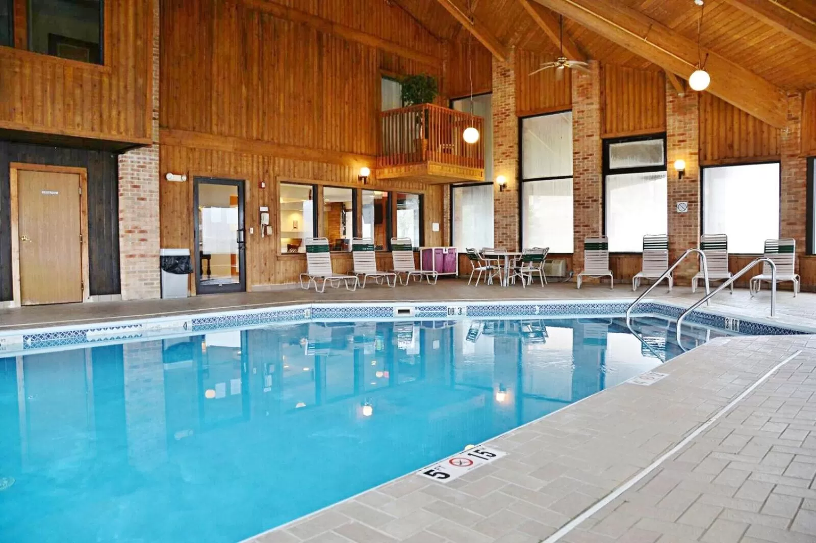 Swimming pool in Country Hearth Inn & Suites - Kenton