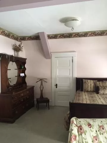 Bedroom, Bed in Victorian Charm Inn