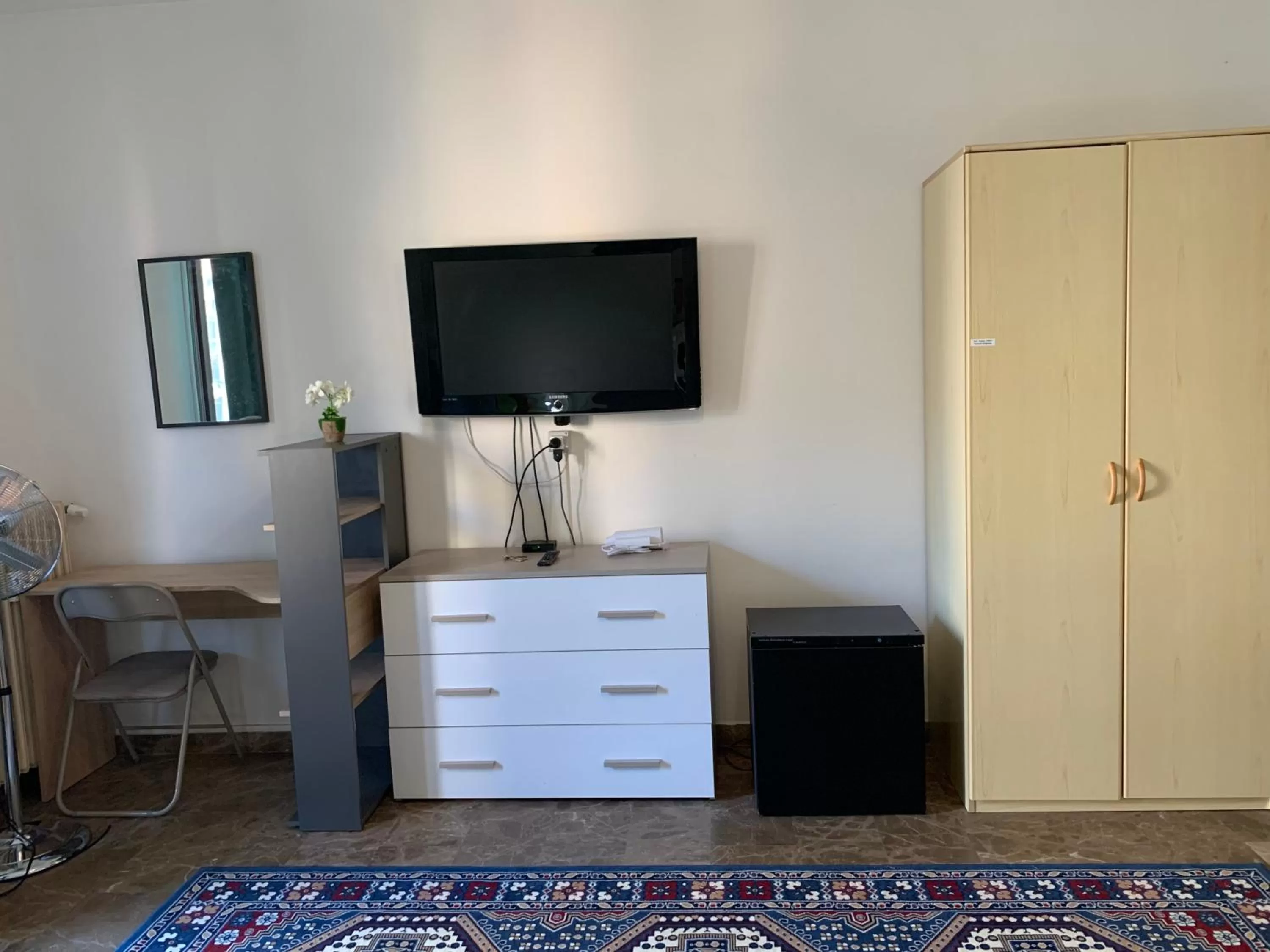 TV/Entertainment Center in VENICE NIGHT APPARTMENT