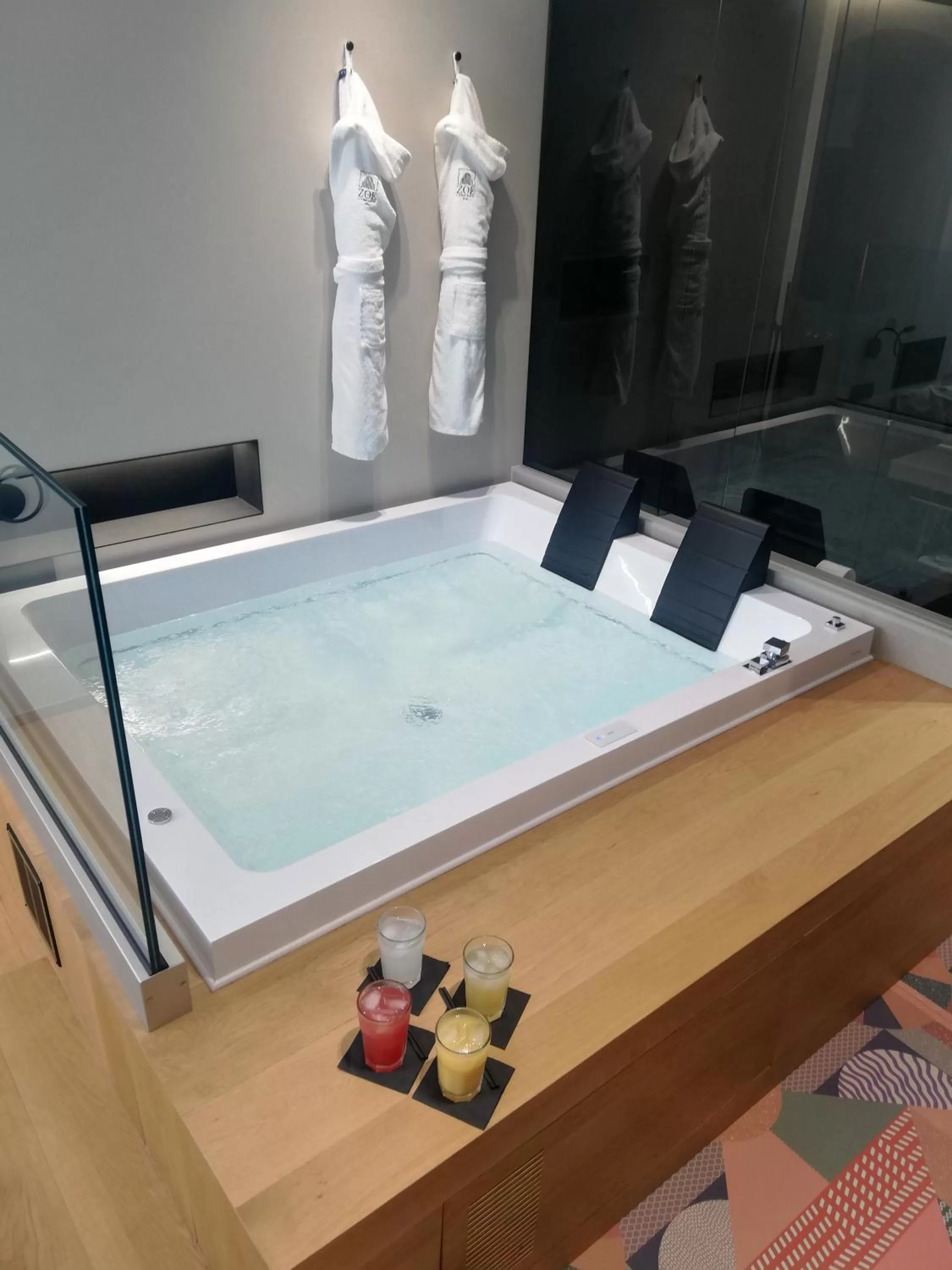 Hot Tub in ZOE LUXURY SUITES