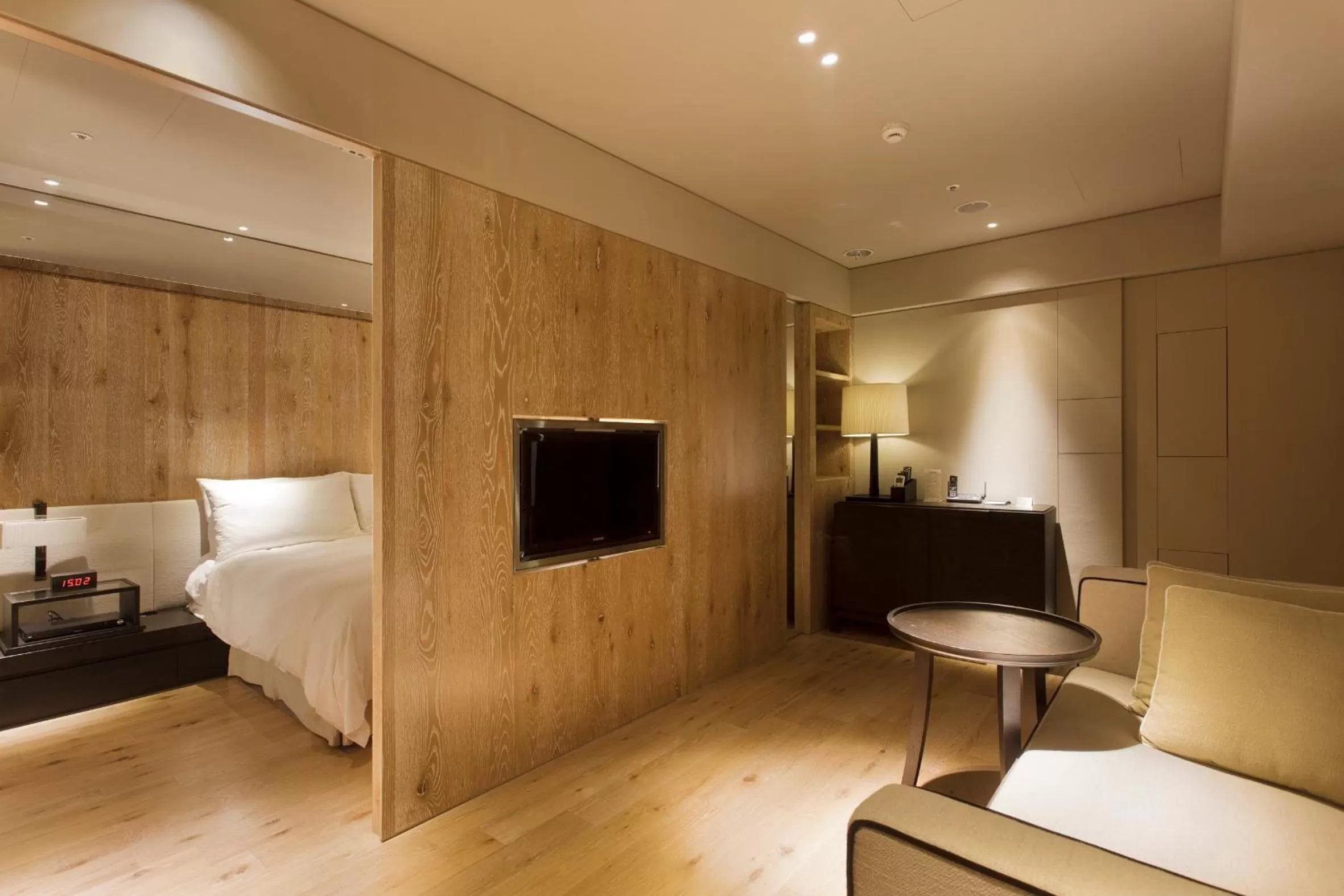 Photo of the whole room, Bed in Gloria Residence