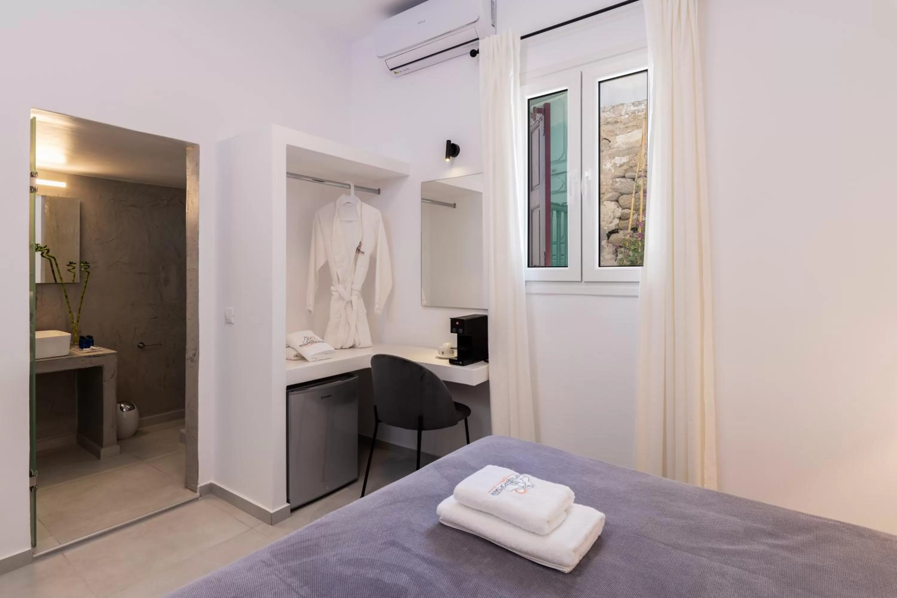 Bed in Sunset Paraportiani Rooms