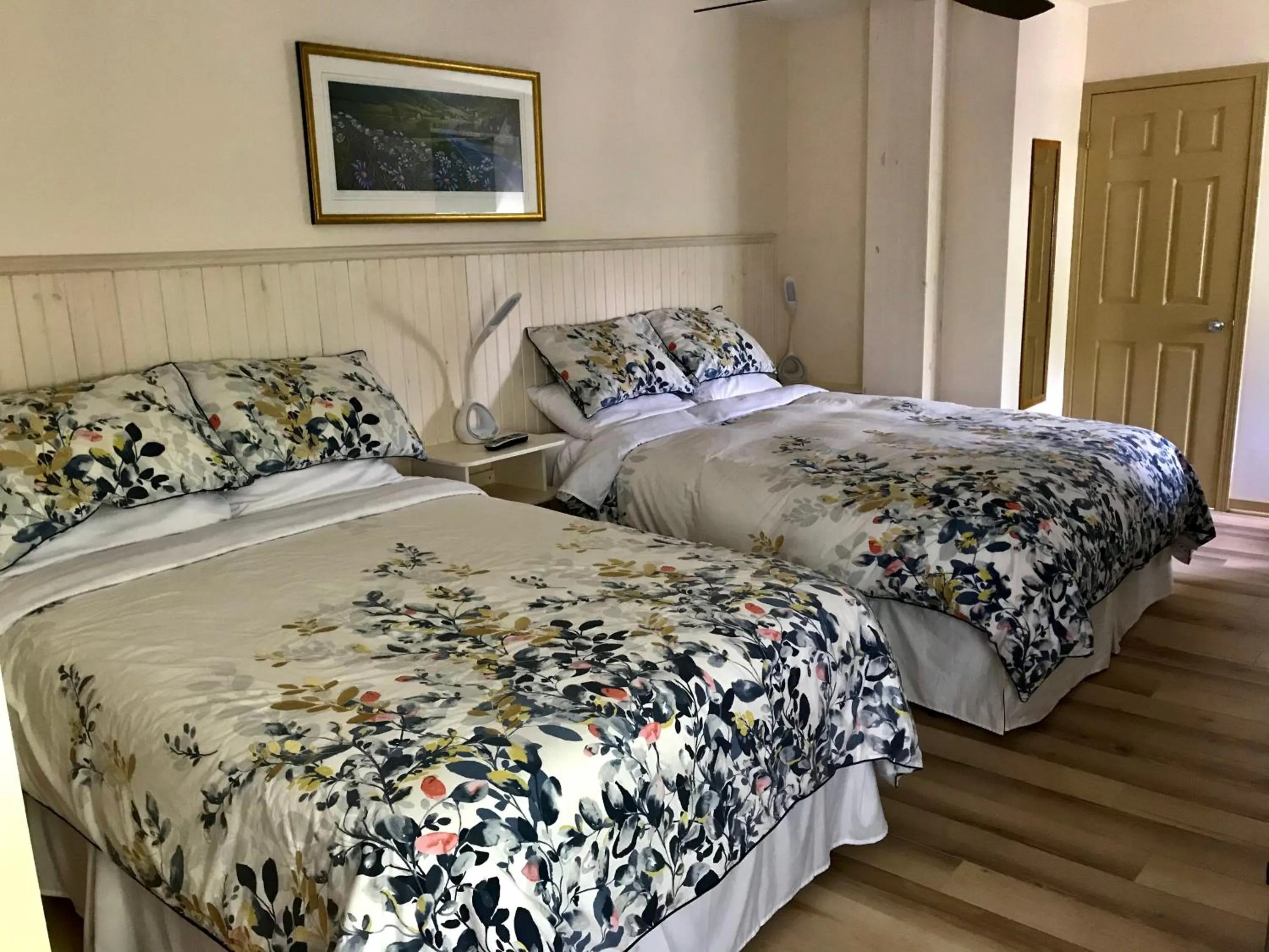 Bed in Auberge du Sault-à-la-Puce