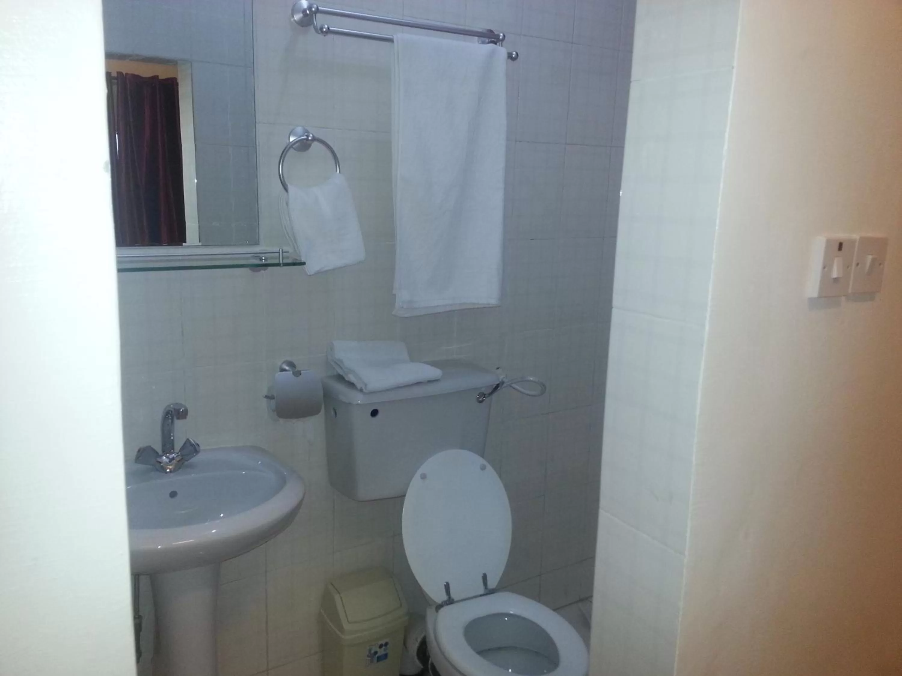 Shower in Woodpecker Resort Hotel