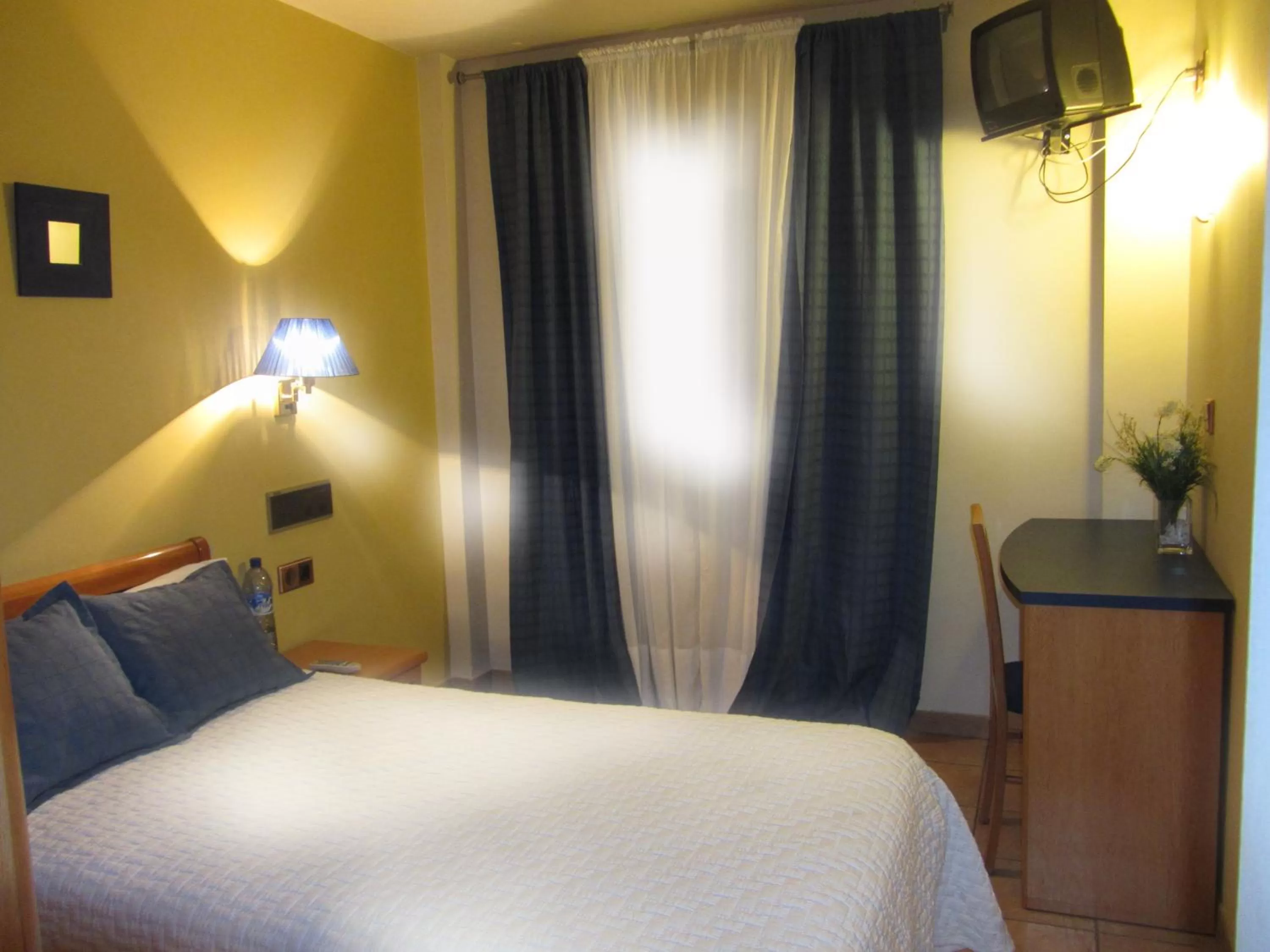 Photo of the whole room, Bed in Hotel Villa de Utrillas