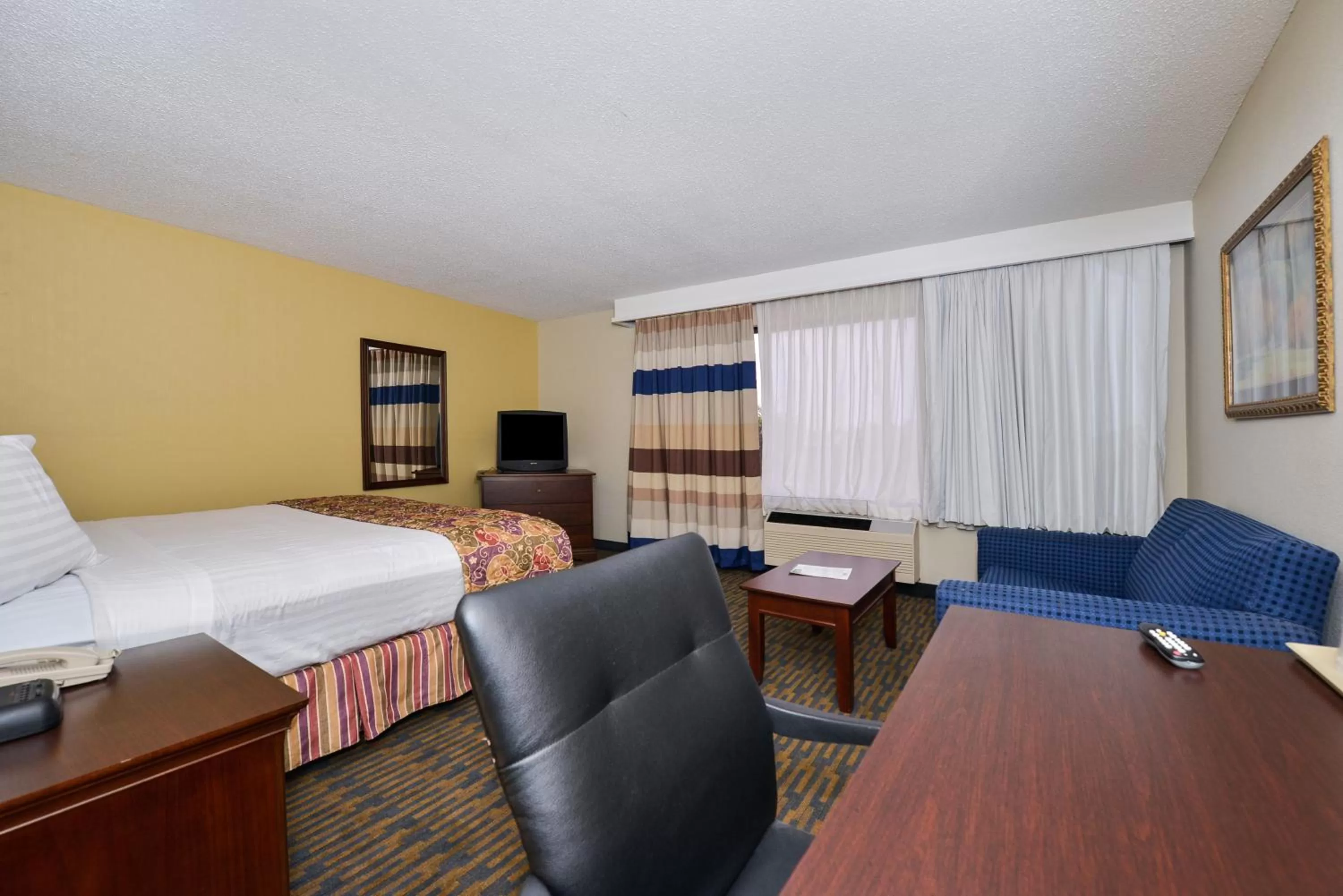 Photo of the whole room, Bed in Lamplighter Inn-South