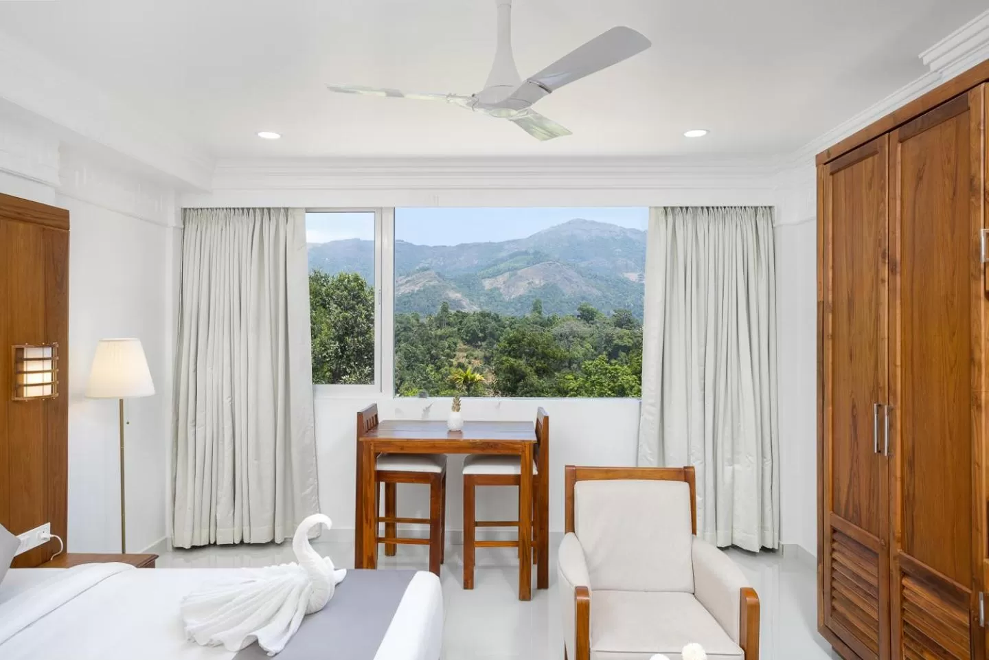 Natural landscape, Bed in HOTEL WHITE HOUSE, Munnar