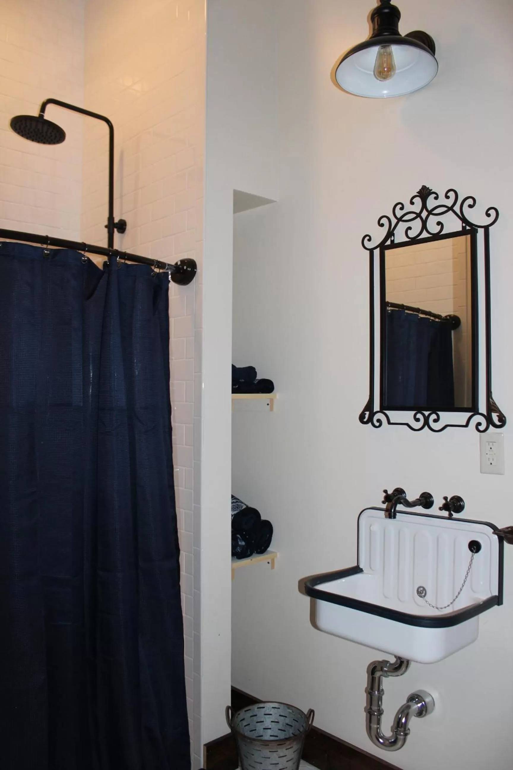 Bathroom in Eighteen-Ninety Sleepover