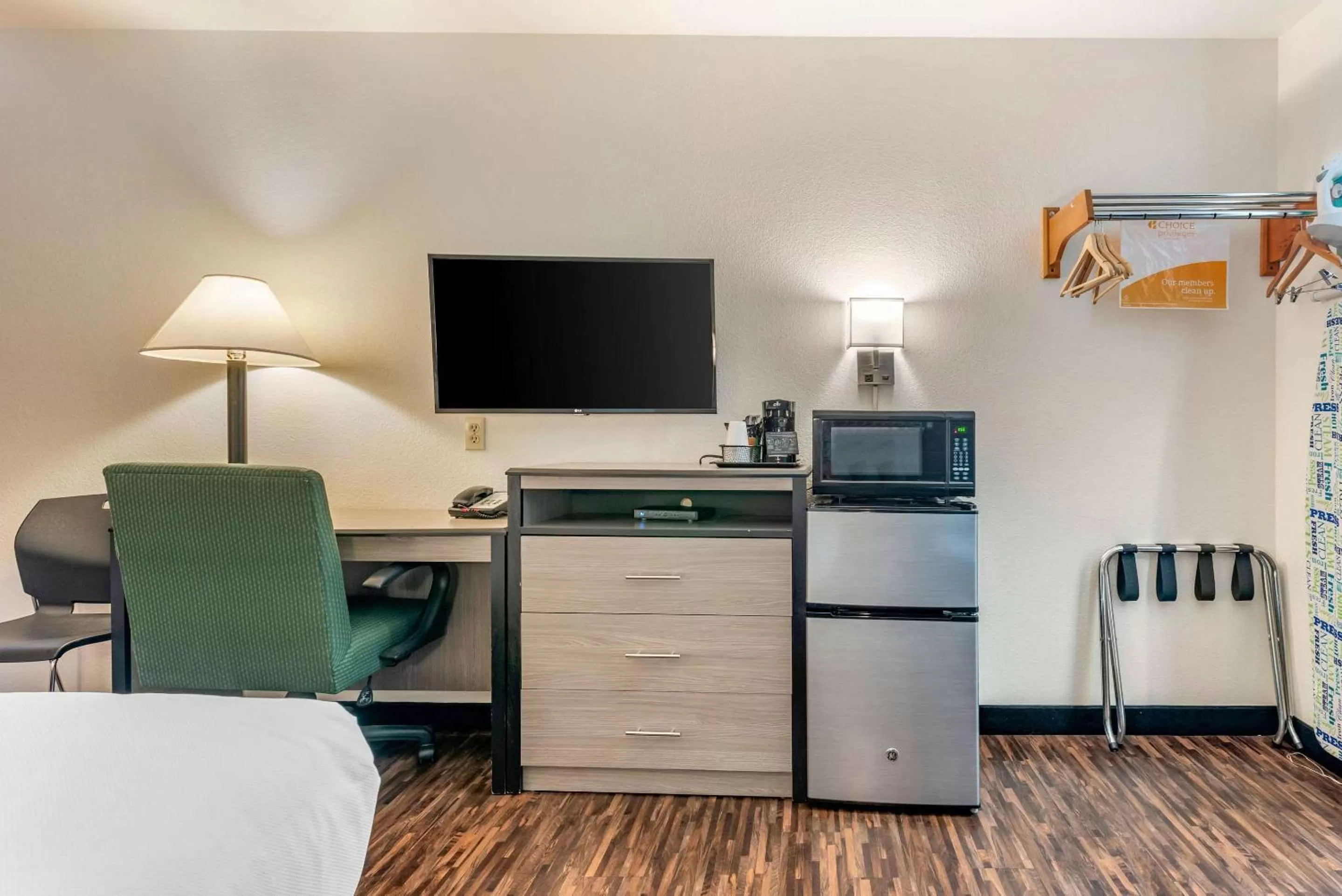 Photo of the whole room in Econo Lodge Pueblo North