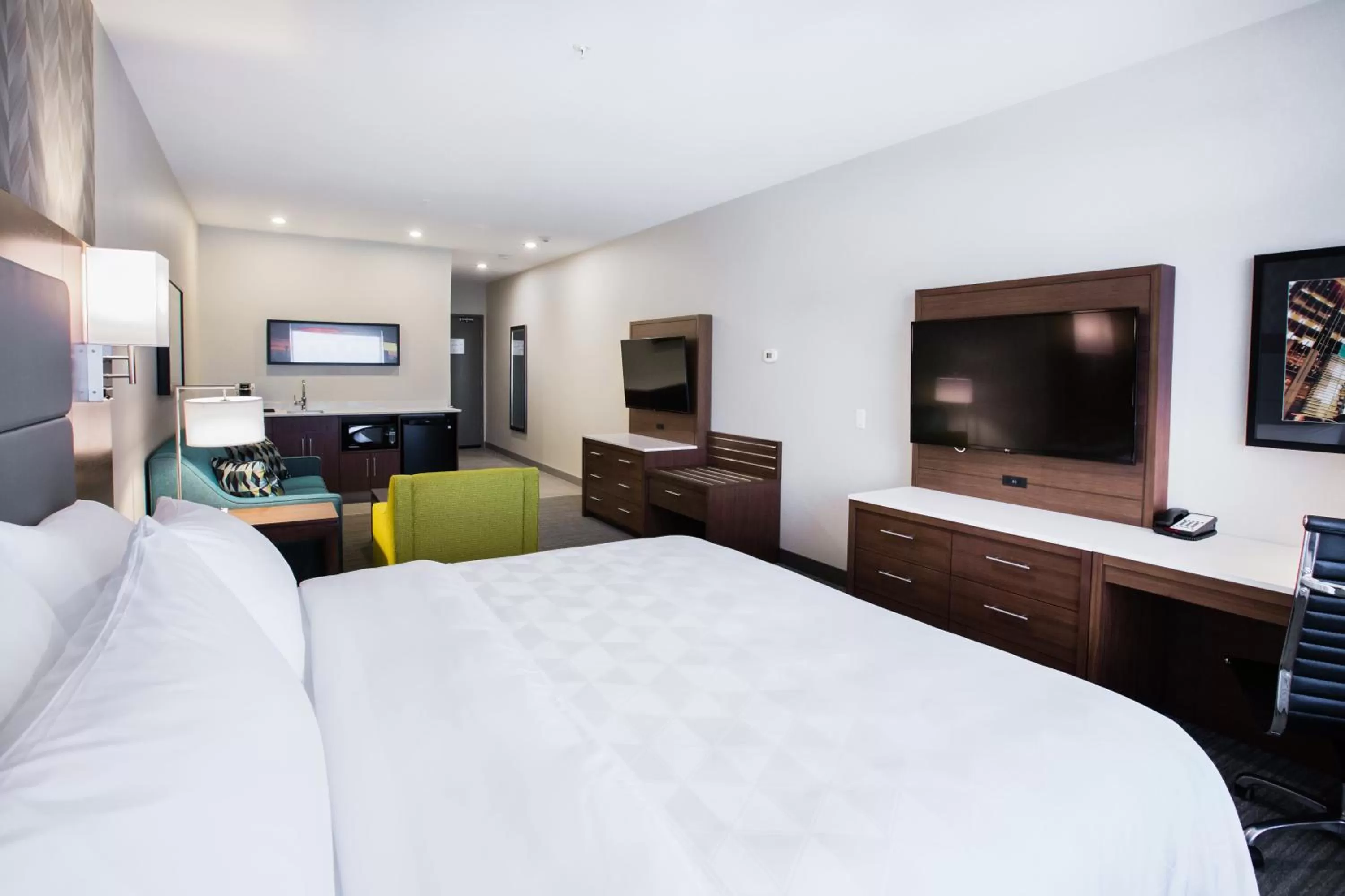 Photo of the whole room, Bed in Holiday Inn Hotel & Suites Calgary South - Conference Ctr by IHG