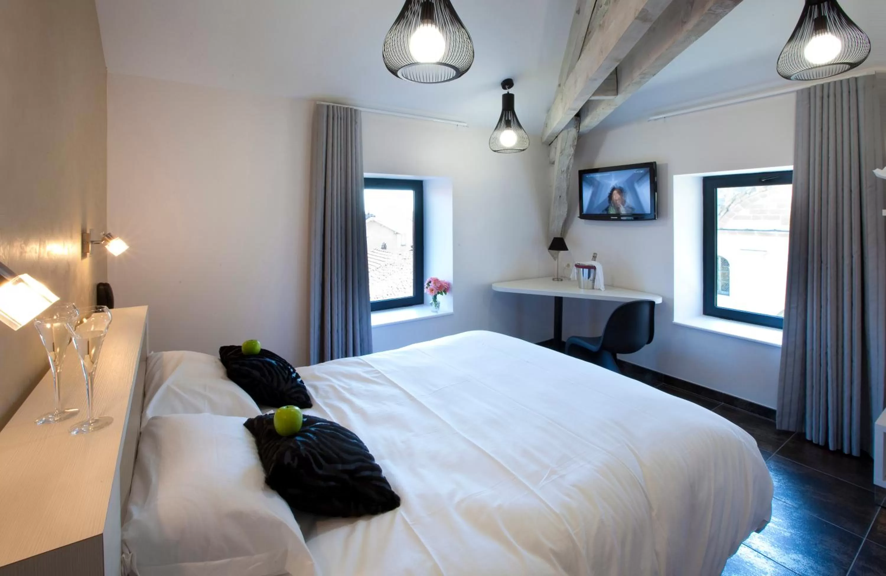 Photo of the whole room, Bed in Urban Style HOTEL LES FLEURINES