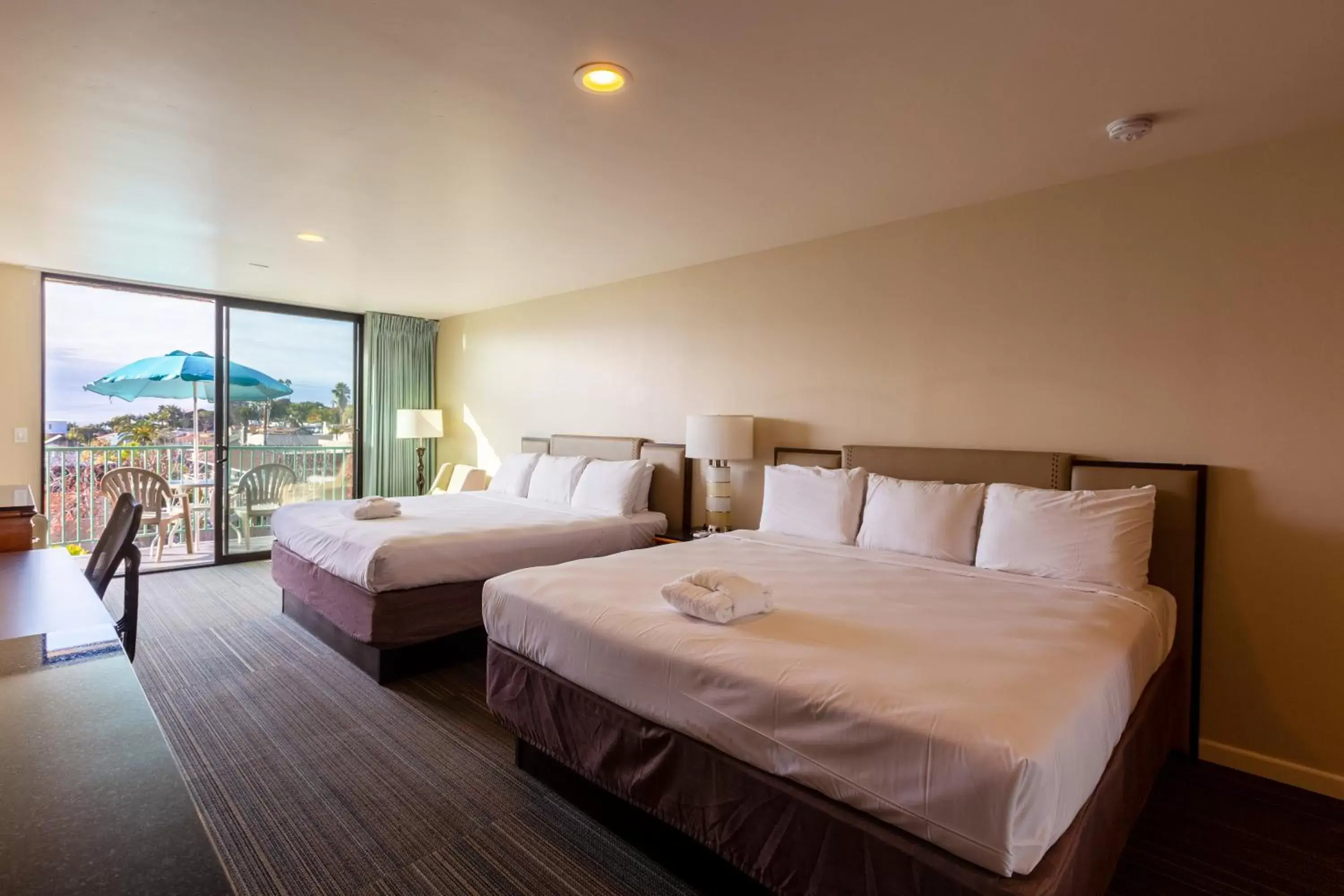 Deluxe Double Room with Balcony and Sea View in Moonlight Beach Motel Deluxe Double Room with Balcony and Sea View in Moonlight Beach Motel