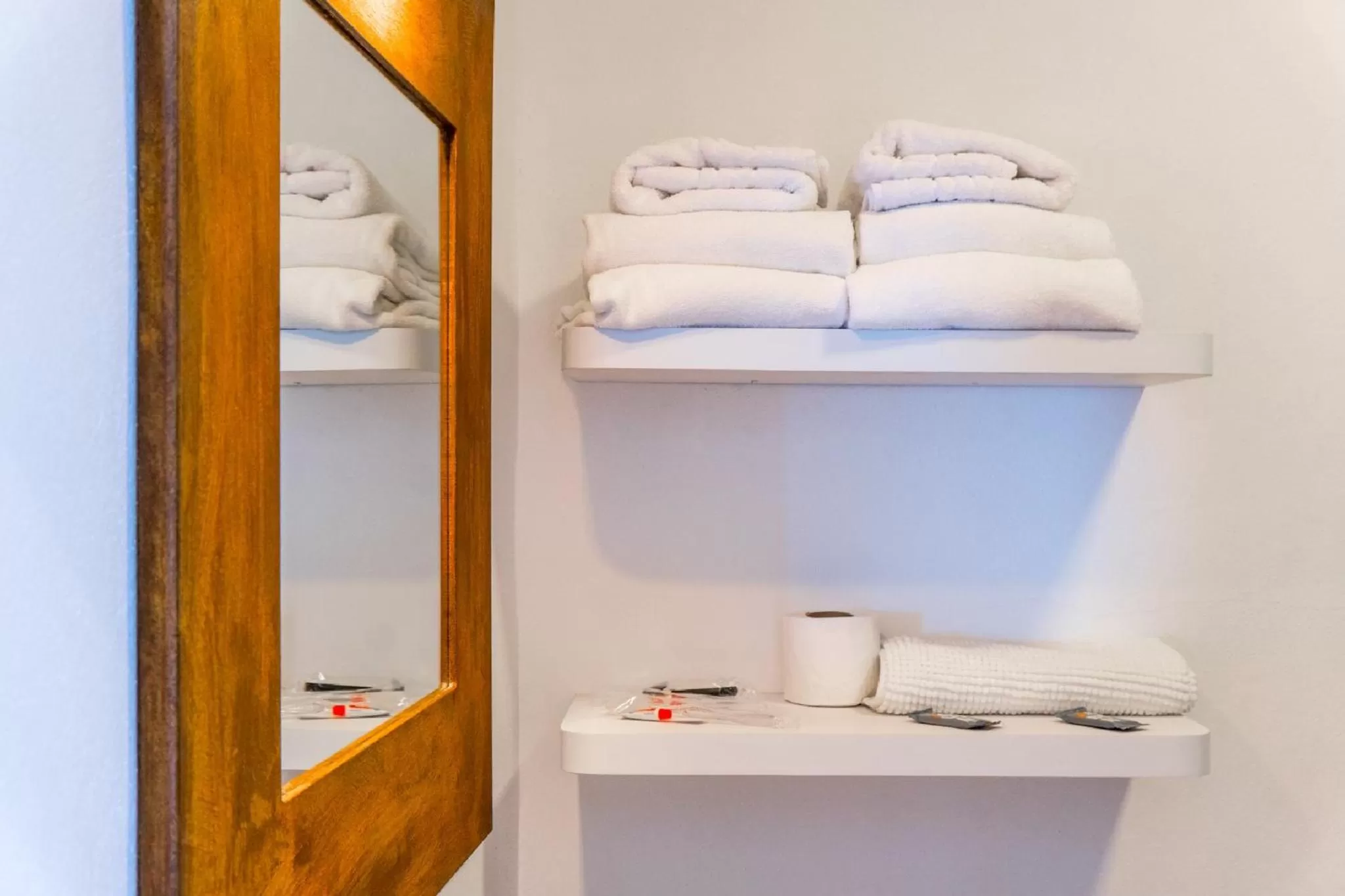 Bathroom, Bed in Blancos Rooms Hotel