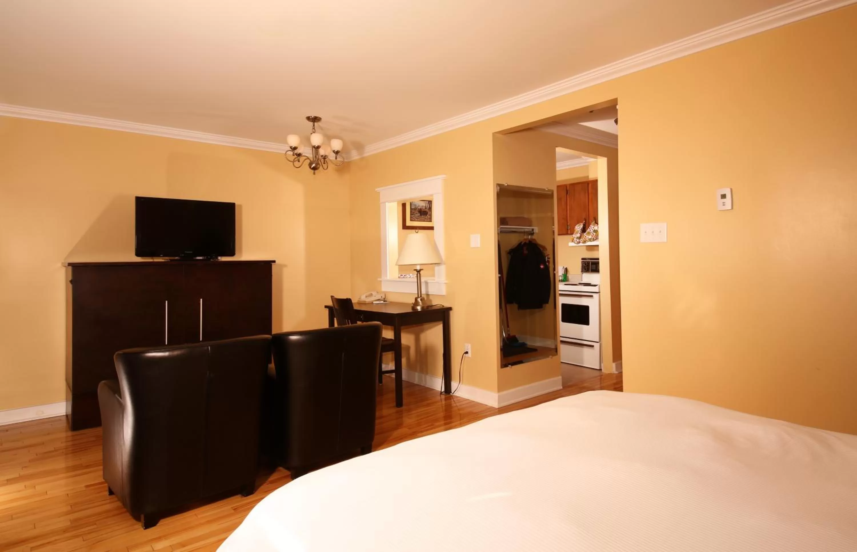 Seating area, Bed in Grenfell Heritage Hotel & Suites