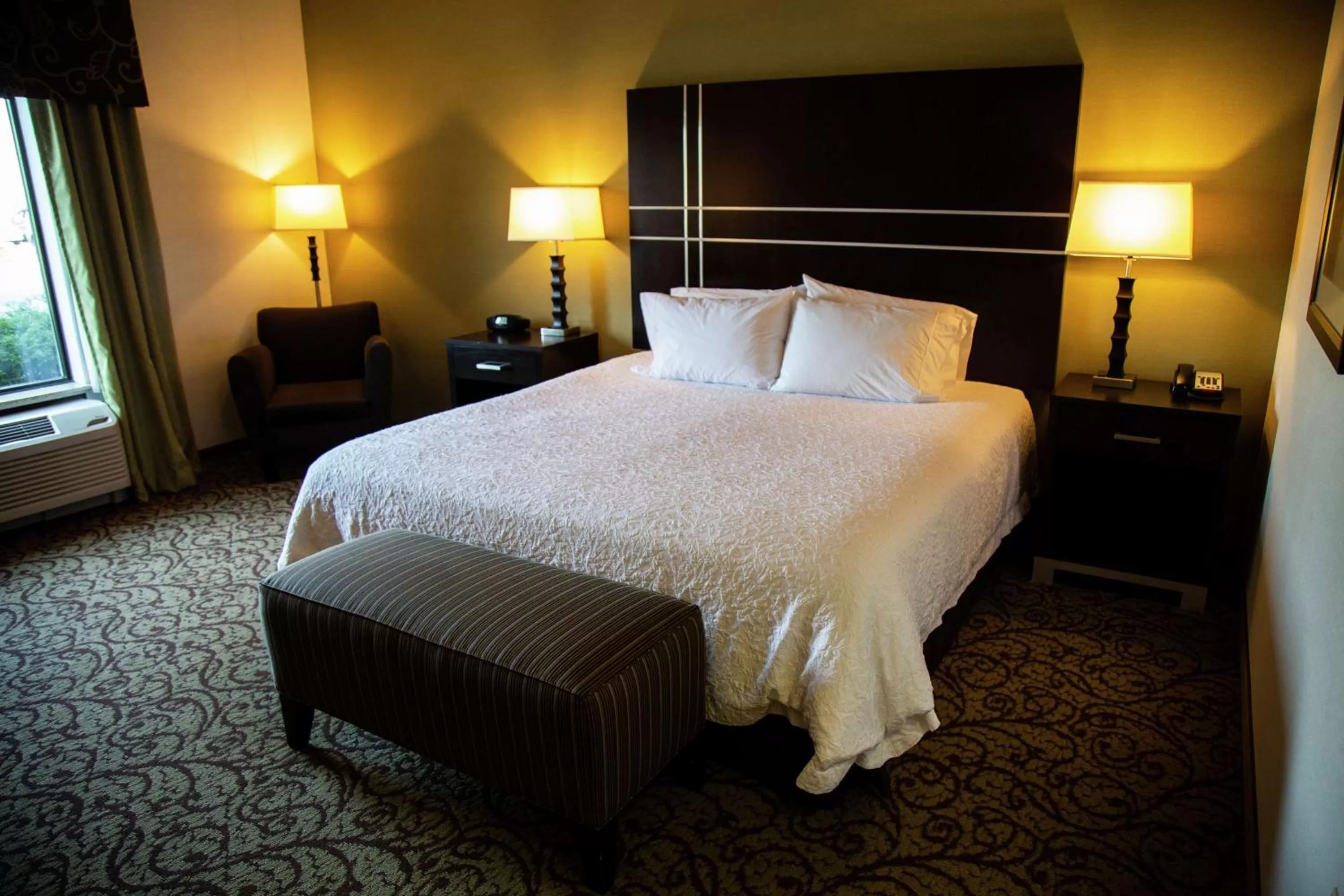 Bed in Hampton Inn & Suites Sharon