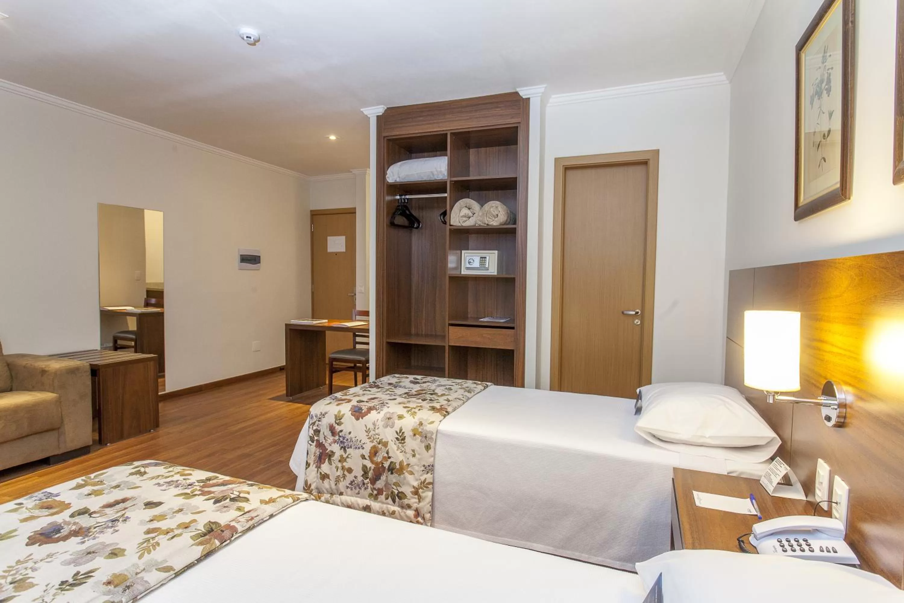 Photo of the whole room, Bed in São Carlos Marklin Suítes