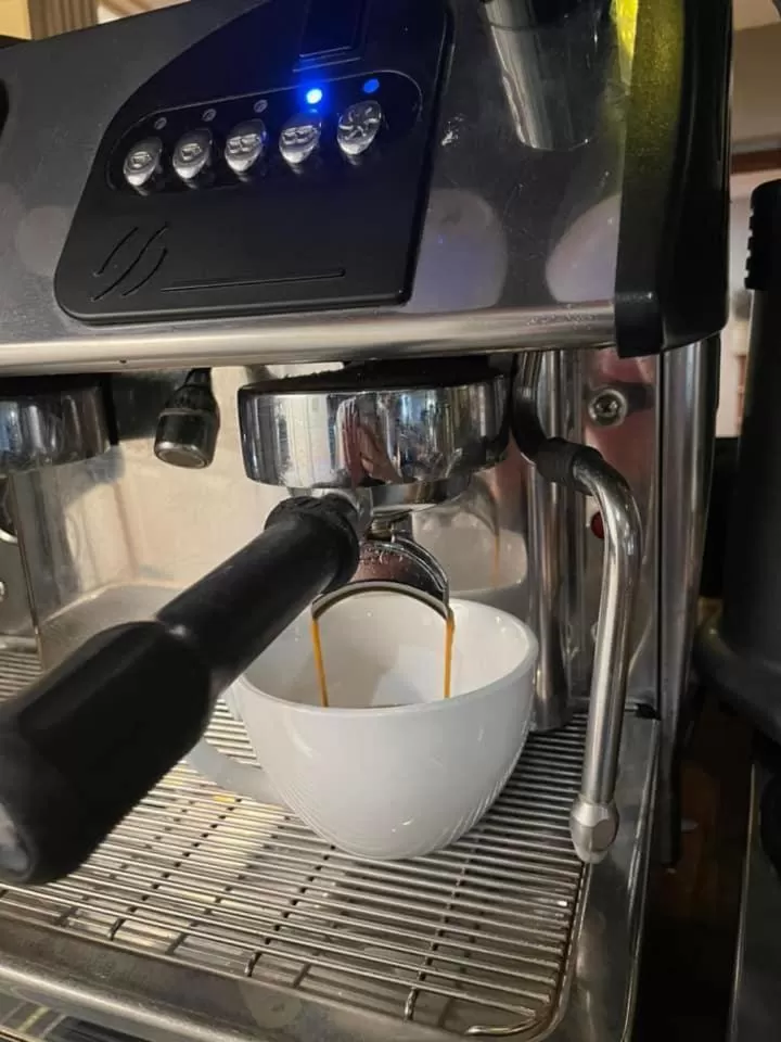 Coffee/tea facilities, Bathroom in The Ilchester Arms Hotel, Ilchester Somerset