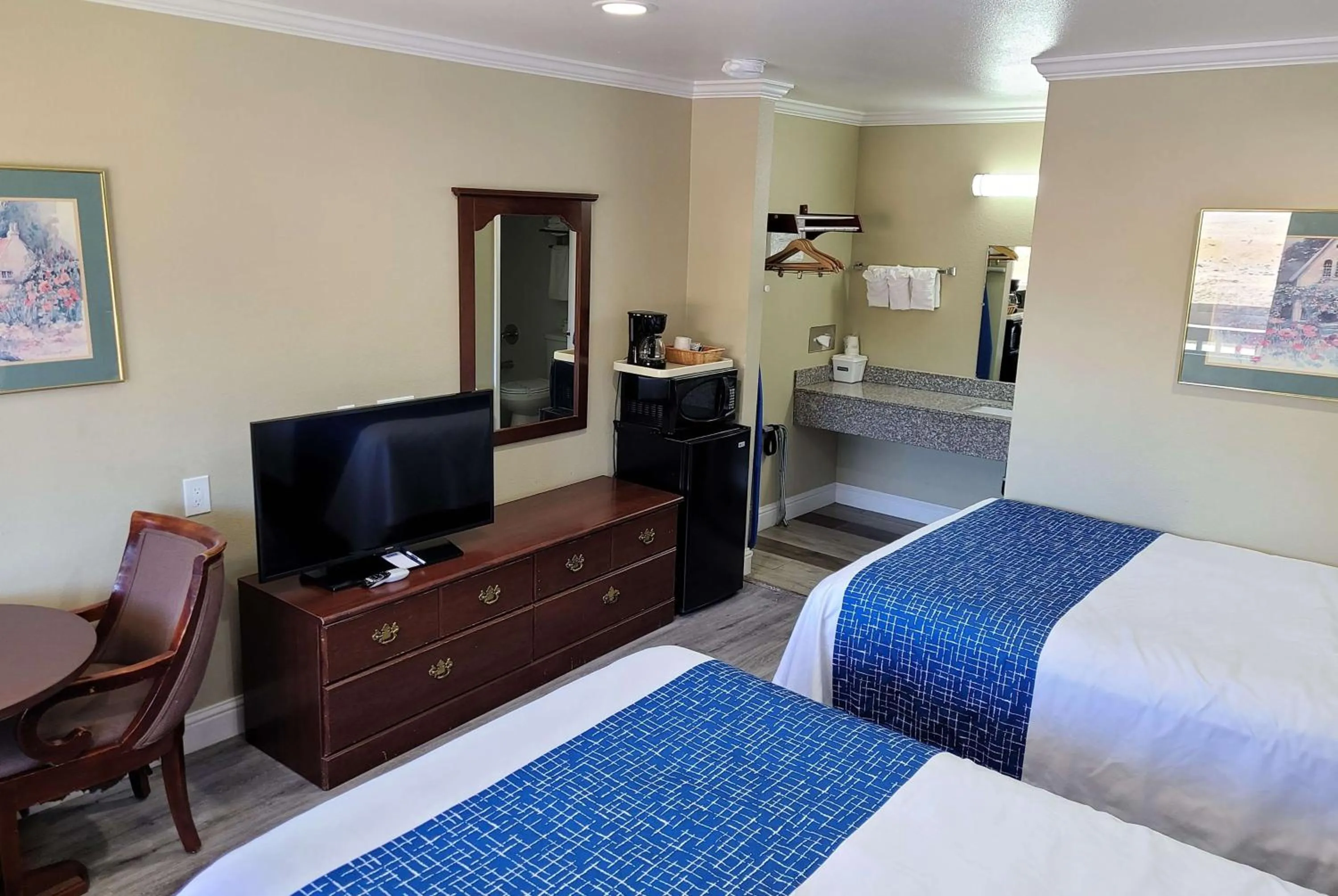 Photo of the whole room, Bed in Travelodge by Wyndham Clearlake