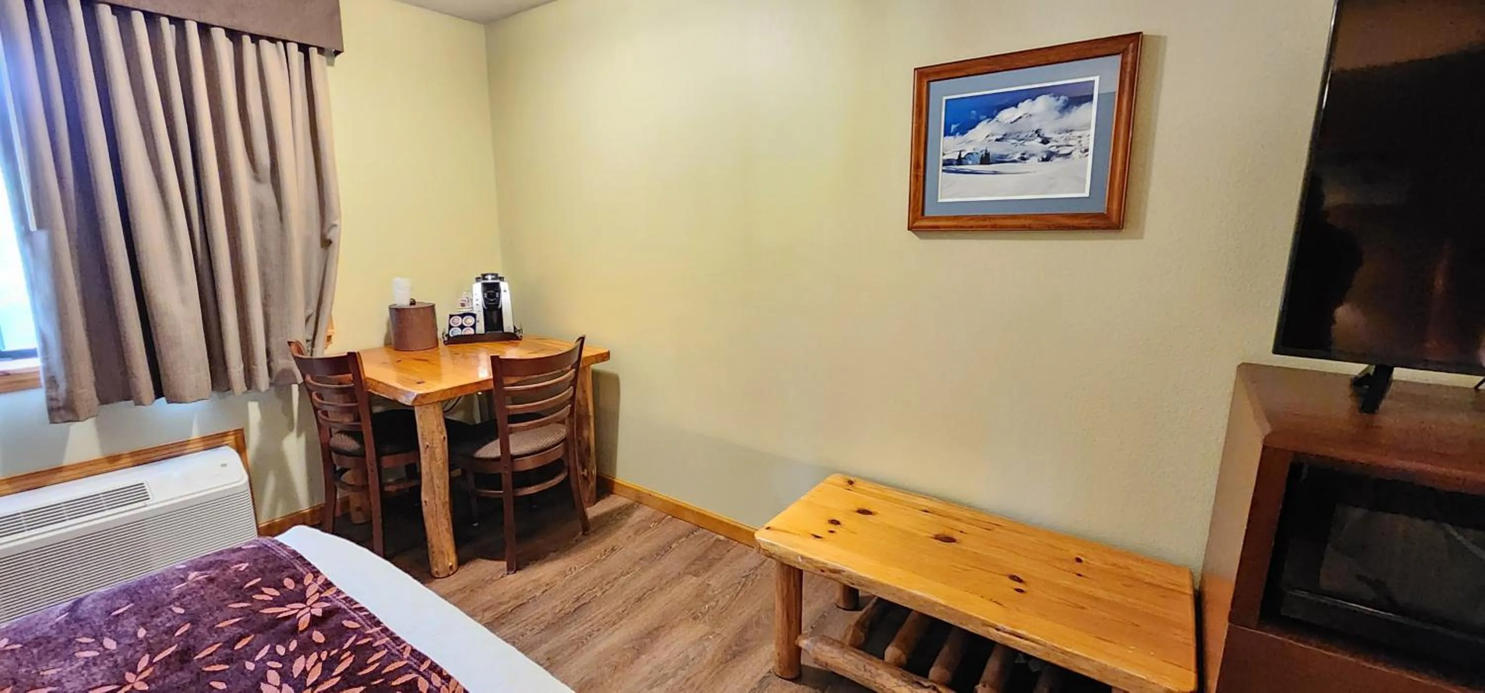 Dining area, Bed in Nisqually Lodge