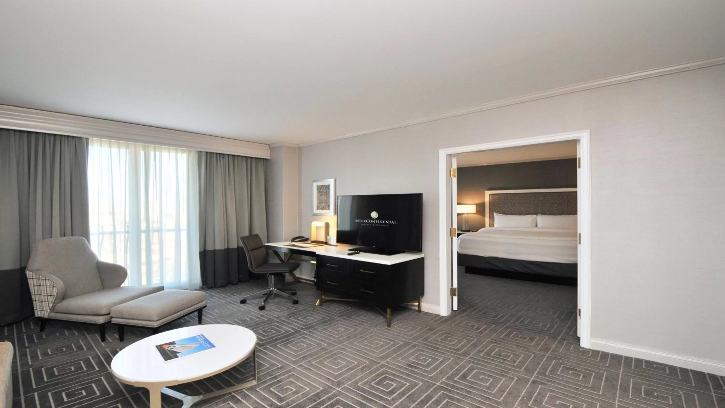Photo of the whole room, Bed in InterContinental Kansas City at the Plaza by IHG