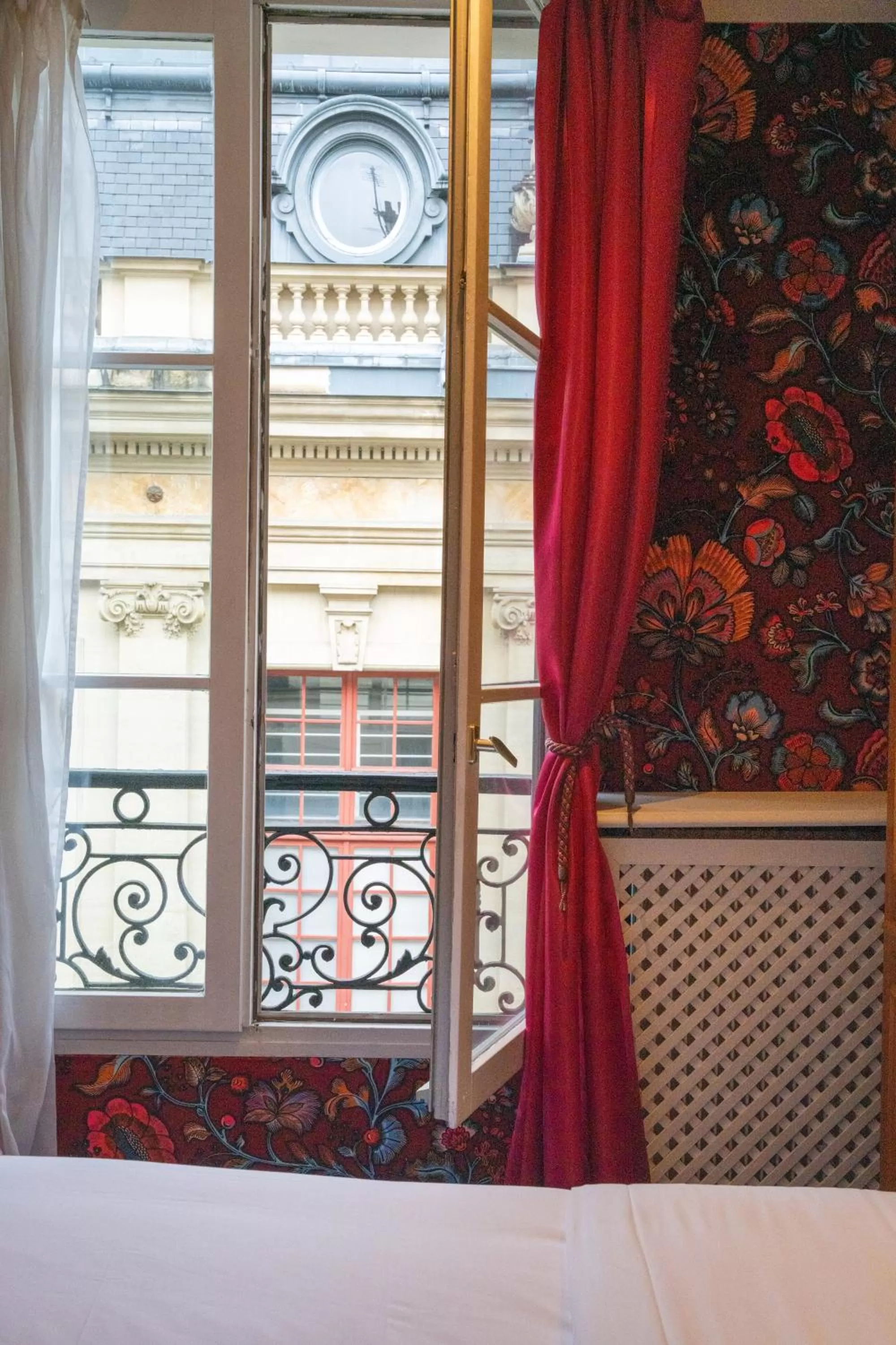 View (from property/room), Bed in Hotel de Fleurie - Saint-Germain-des-Pres