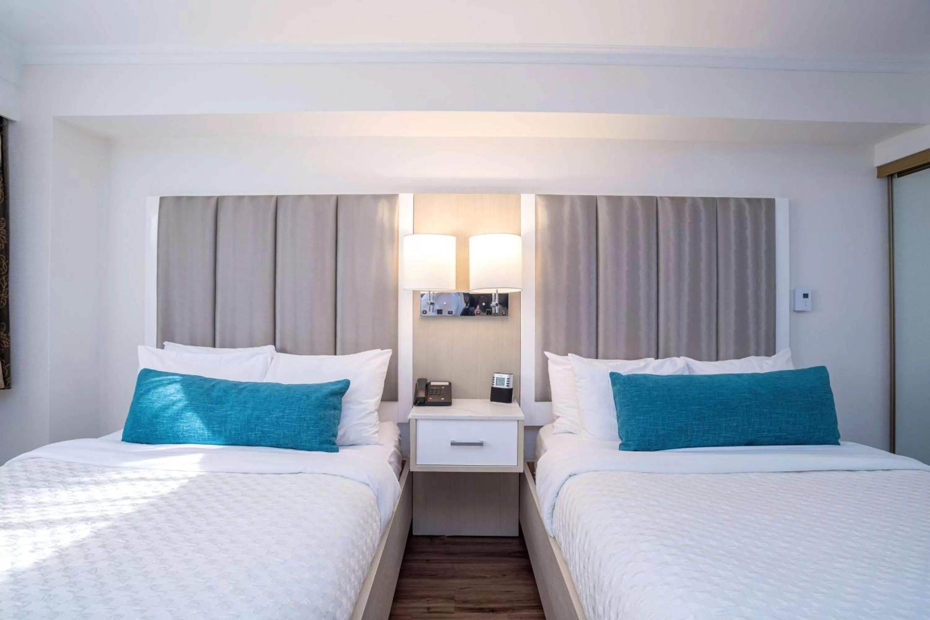 Photo of the whole room, Bed in Best Western Dorchester Hotel