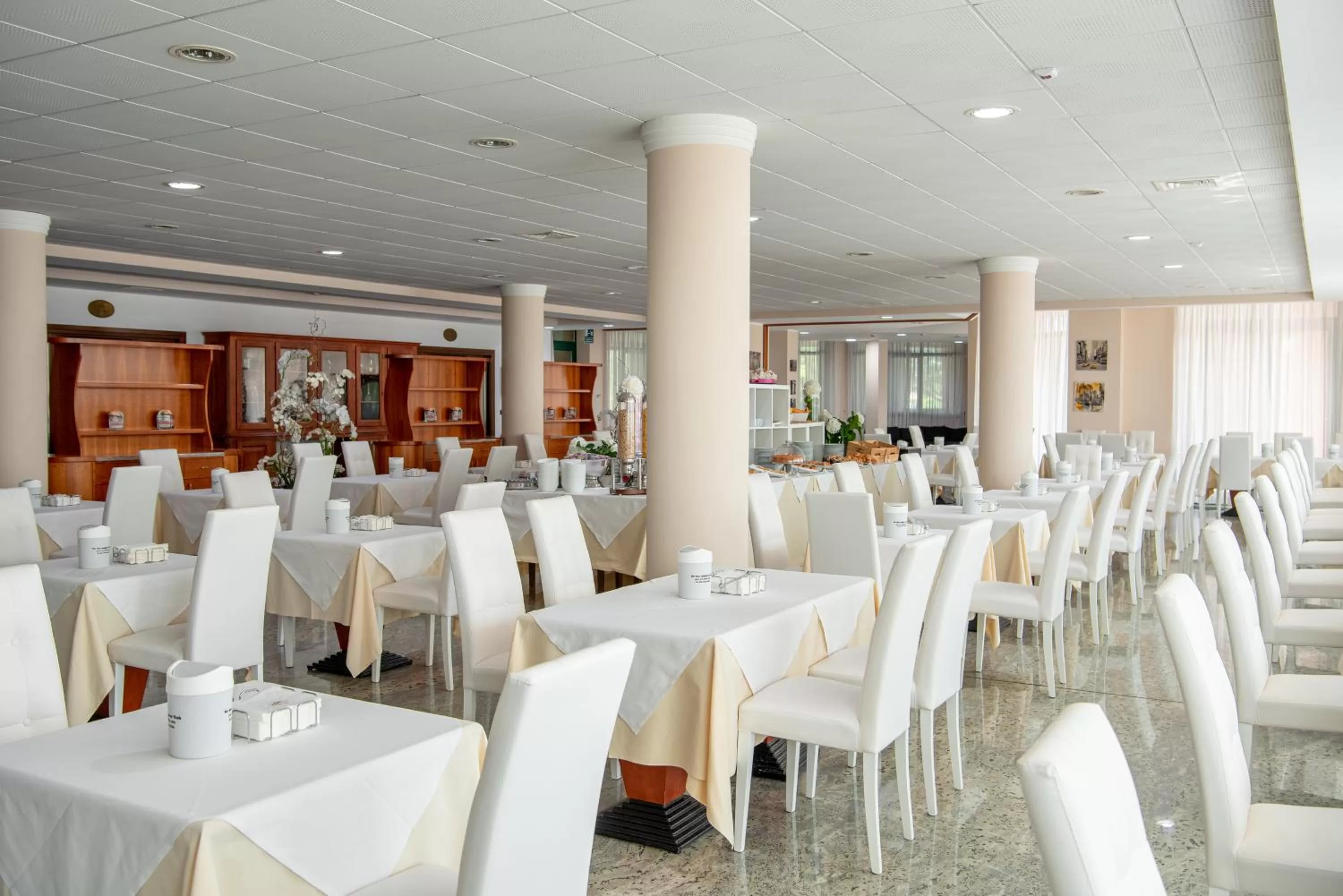 Restaurant/places to eat in Rivoli Hotel