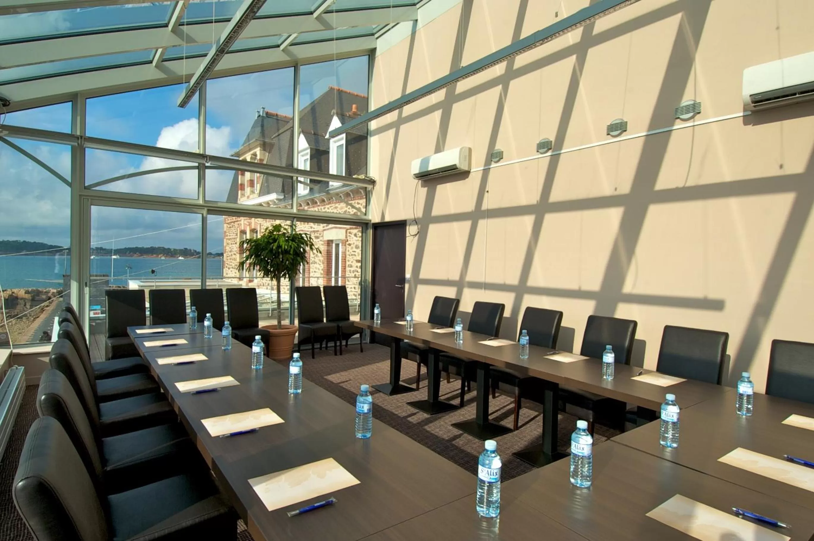 Business facilities in Best Western Plus Les Terrasses de Bréhat