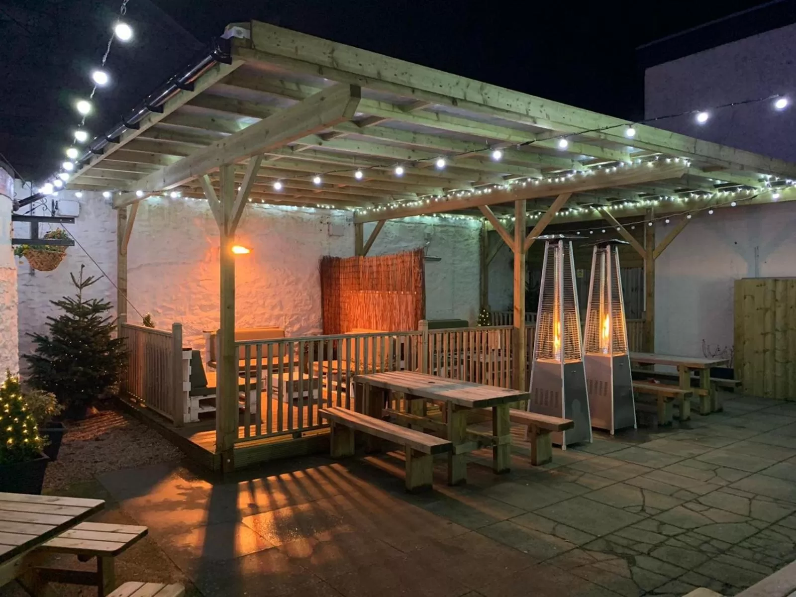 Area and facilities in New Inn Hotel