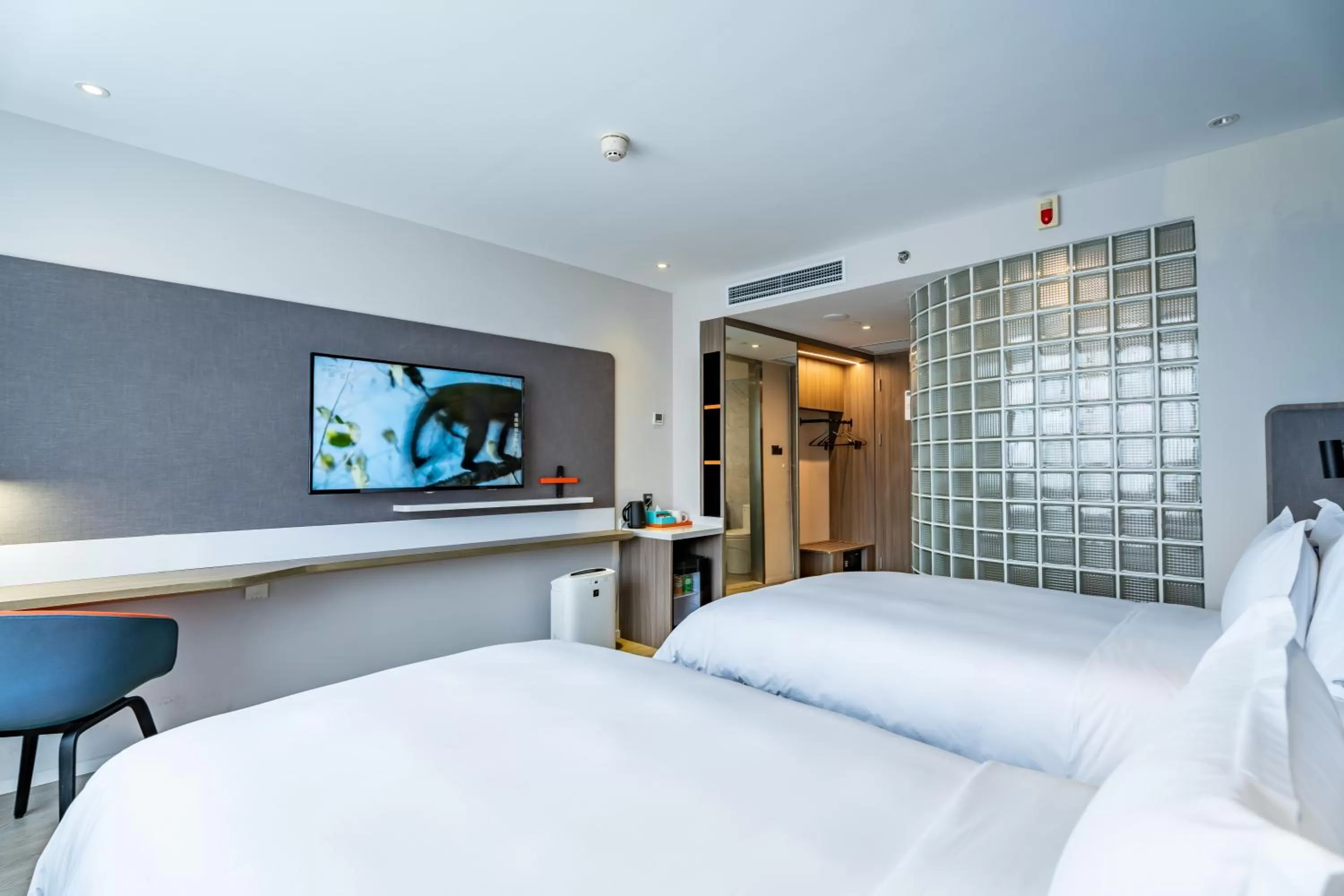 People, Bed in Holiday Inn Express Shanghai Jinqiao Central by IHG