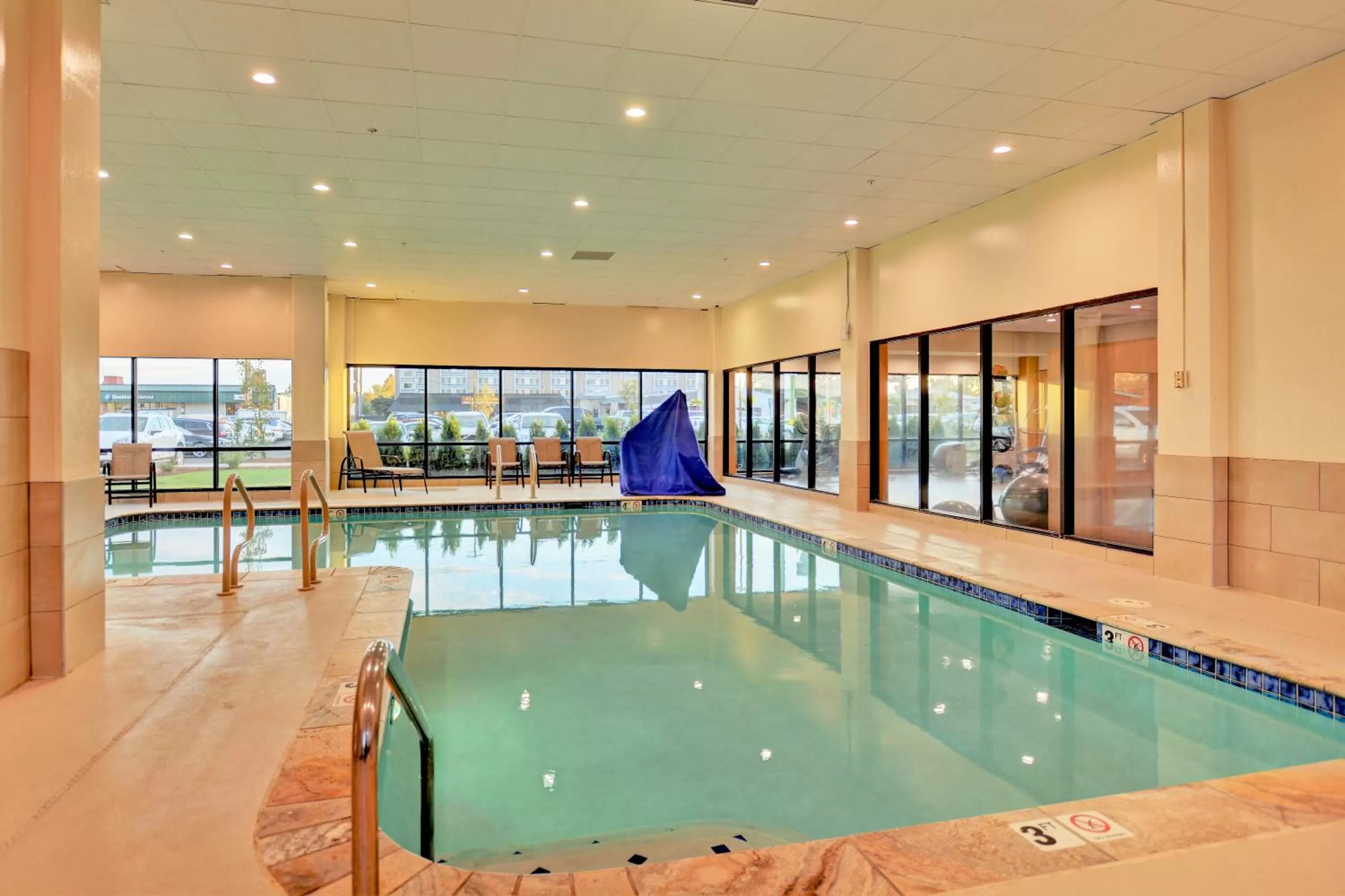 Swimming pool in Holiday Inn - Salem by IHG