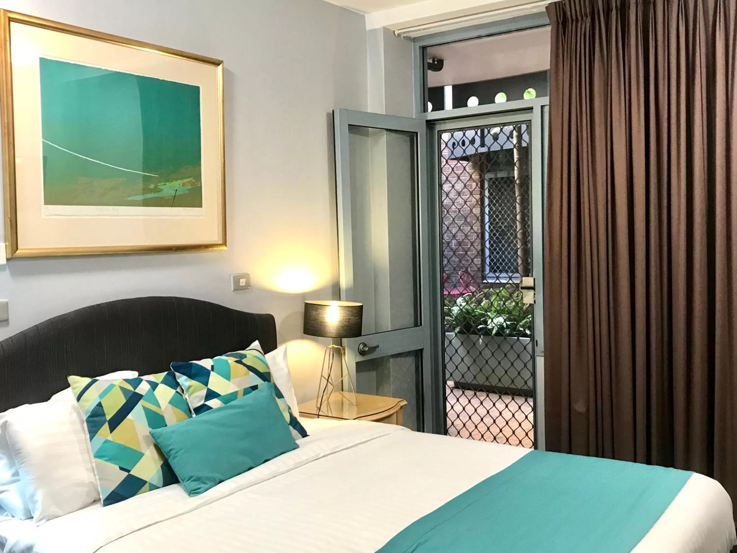 Balcony/Terrace, Bed in Mariners Court Hotel Sydney