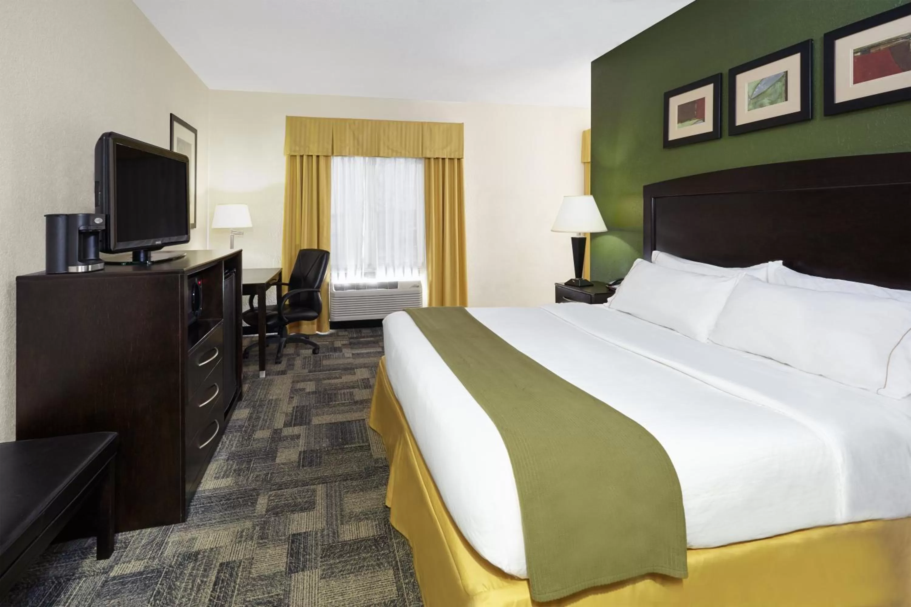 Bedroom, Bed in Holiday Inn Express Pekin - Peoria Area by IHG