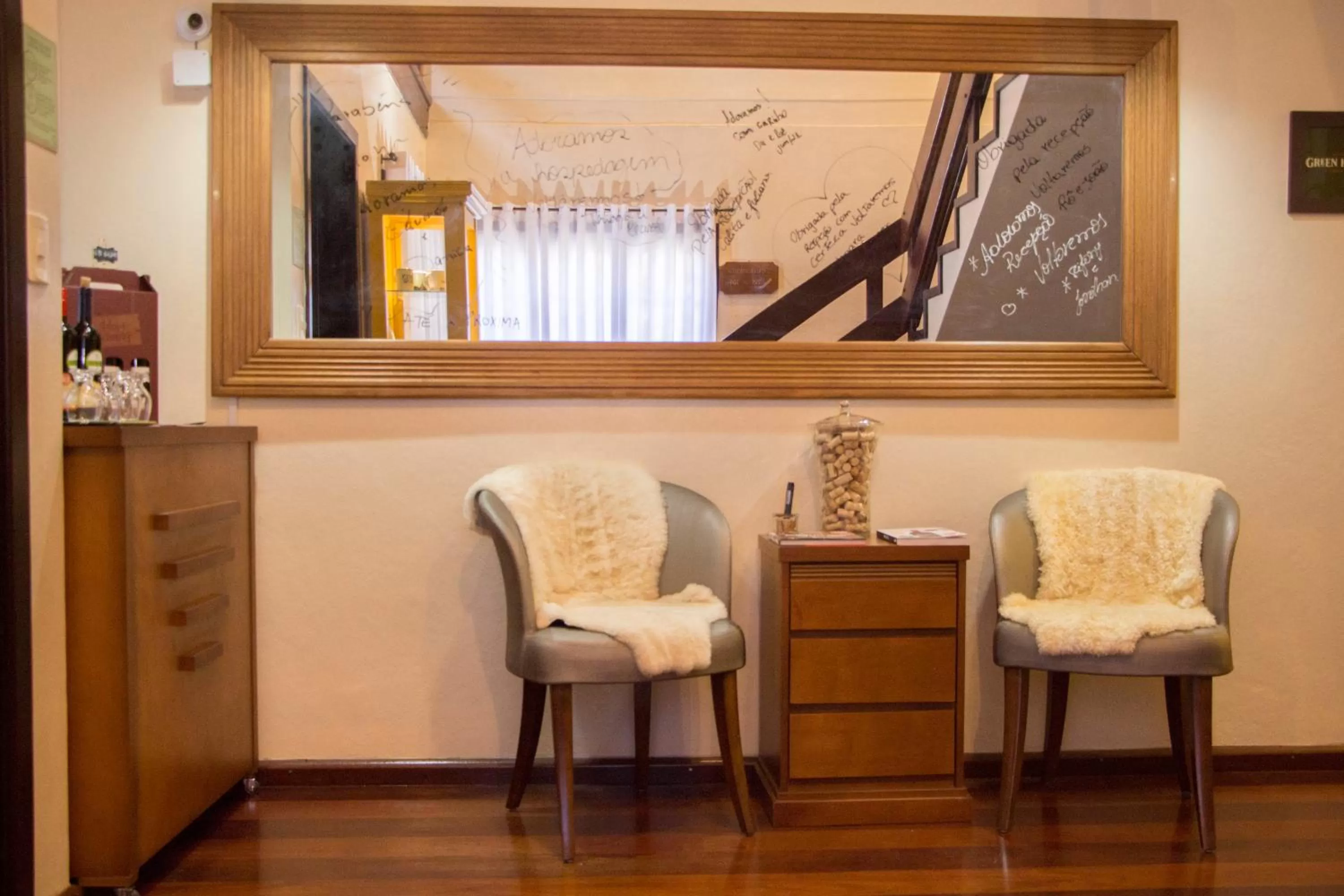 Living room in Pousada Green House by Conrado Vitali