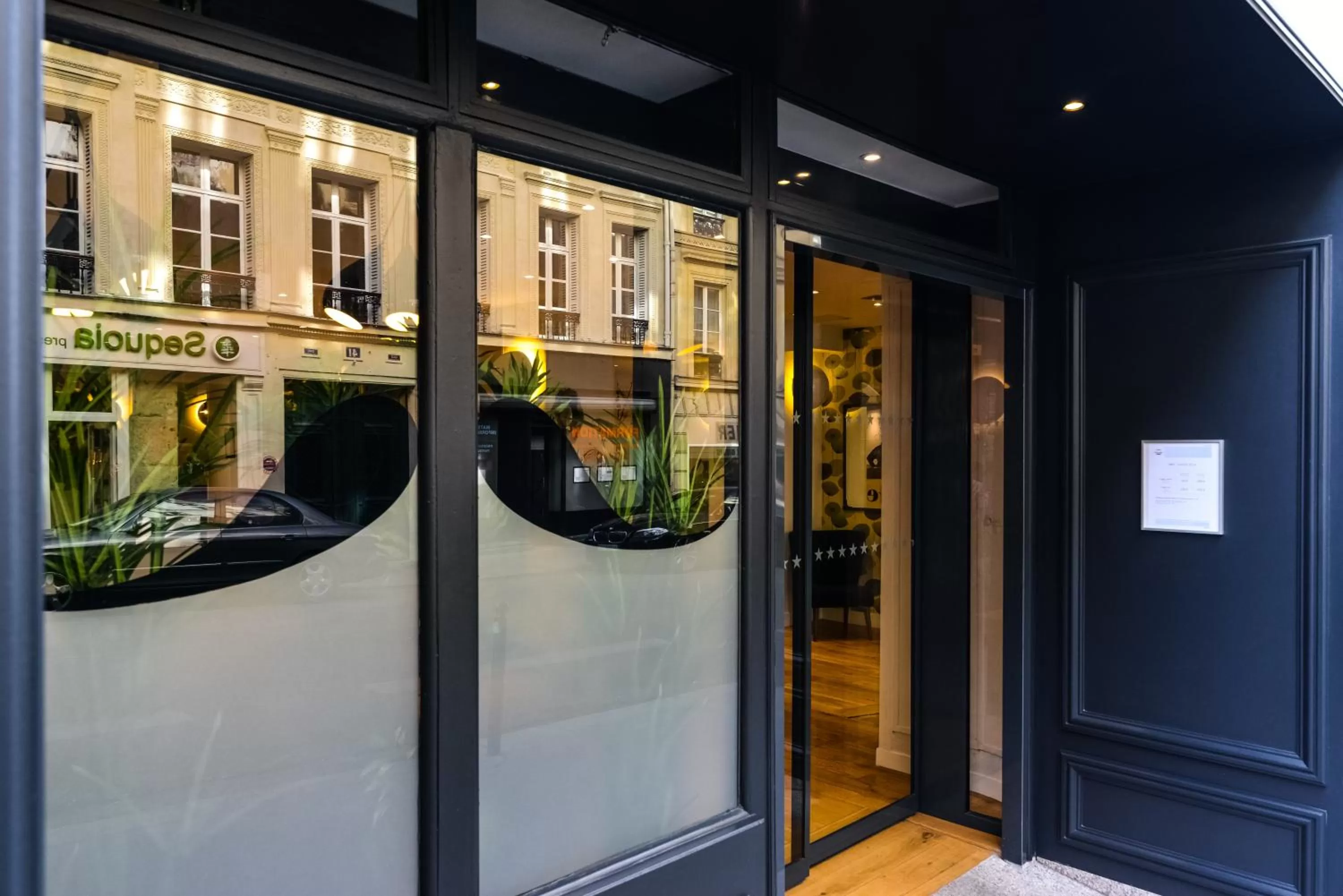 Facade/entrance in Hotel George - Astotel